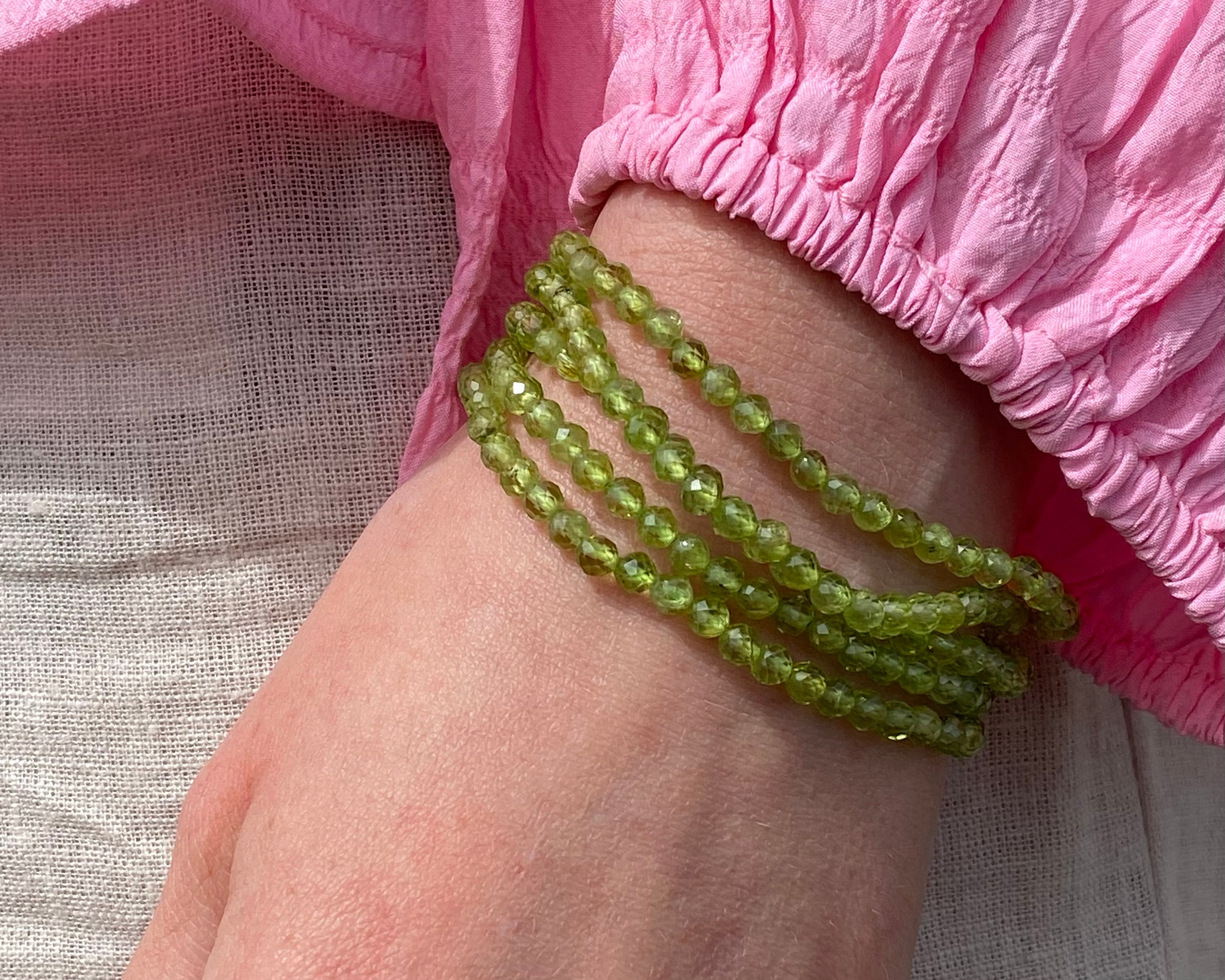 På hvilken side skal jeg bære mine smykker?