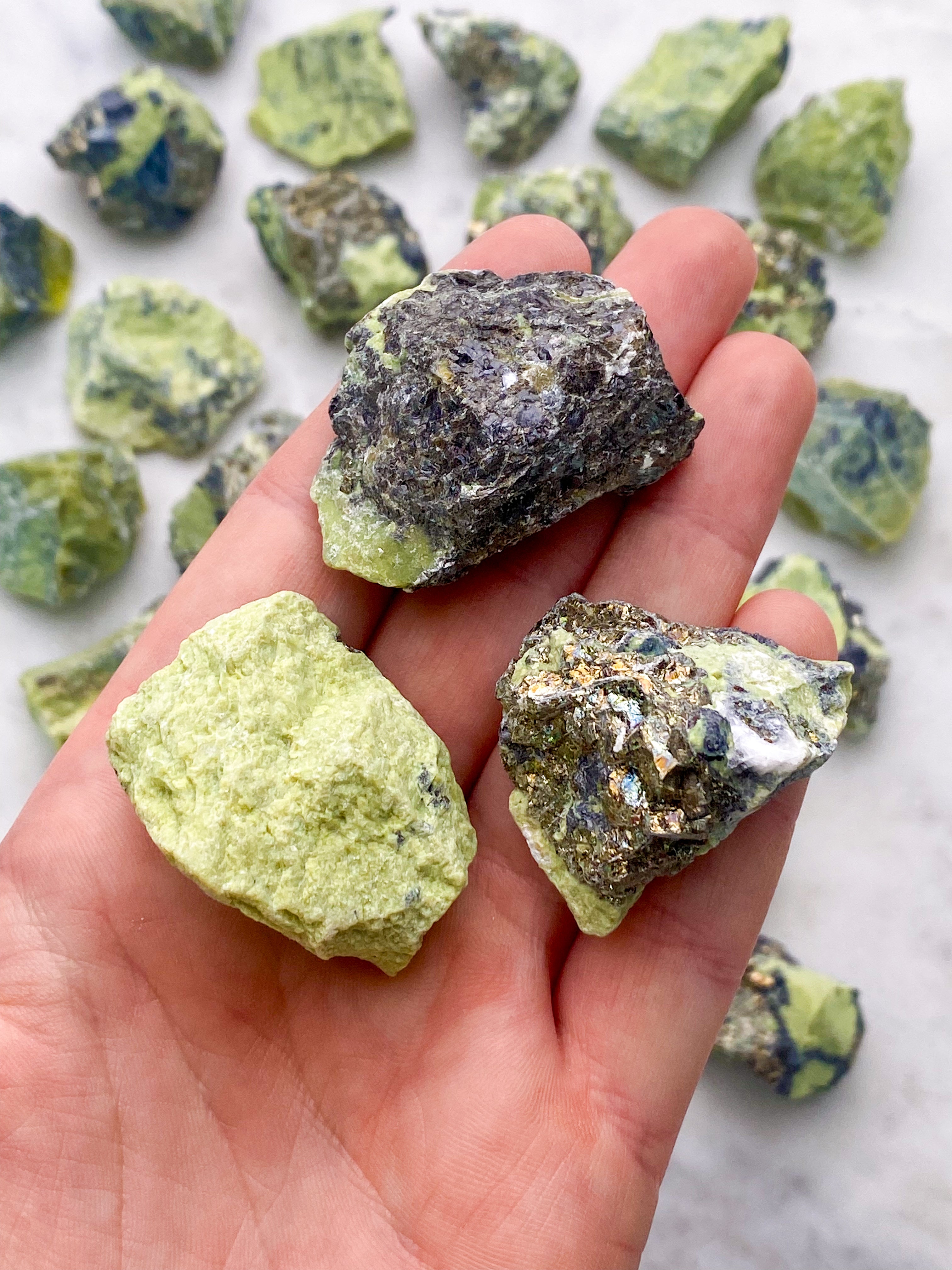 Serpentin med pyritråvara