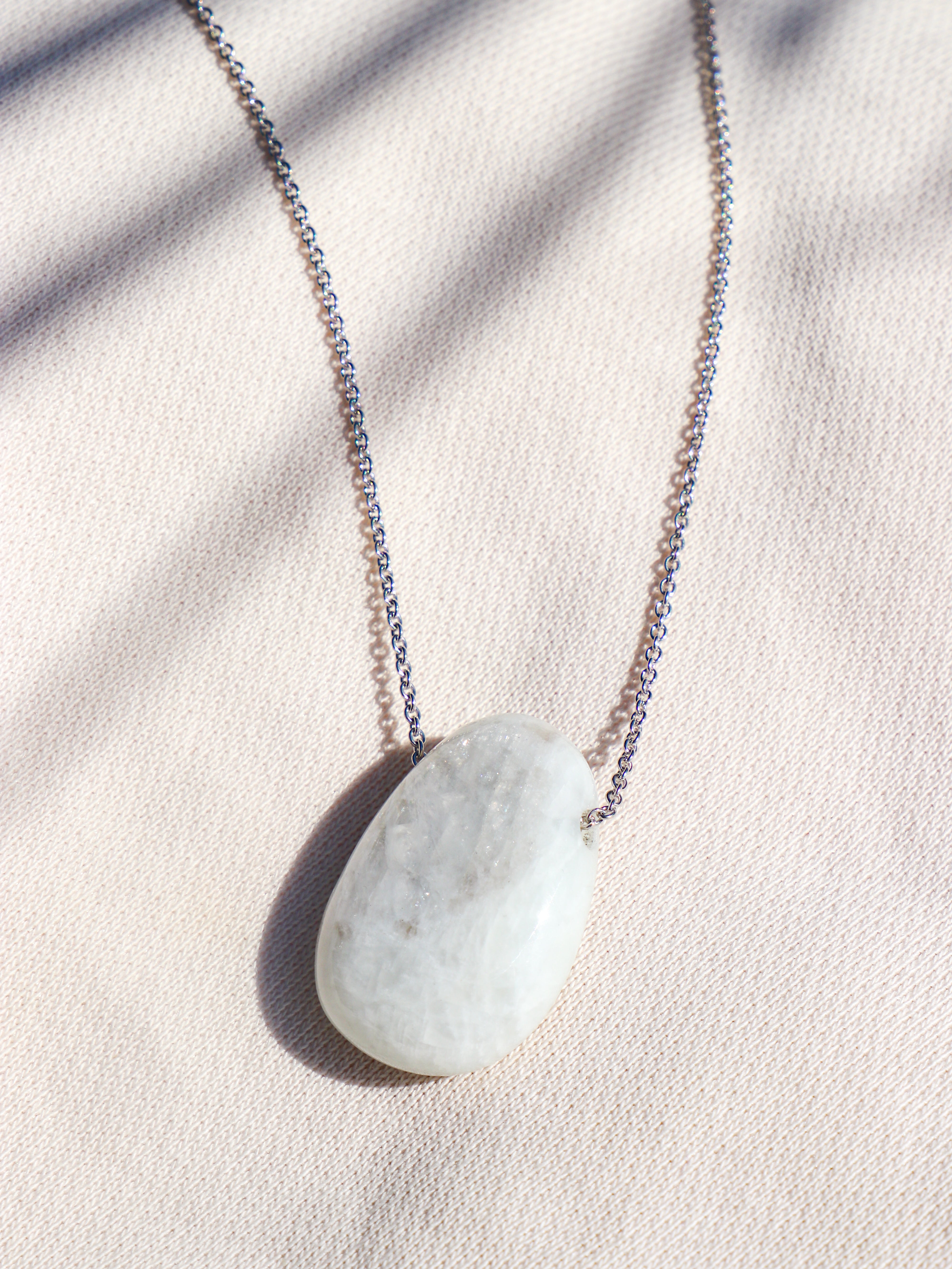 Halsband med regnbågssten och månsten