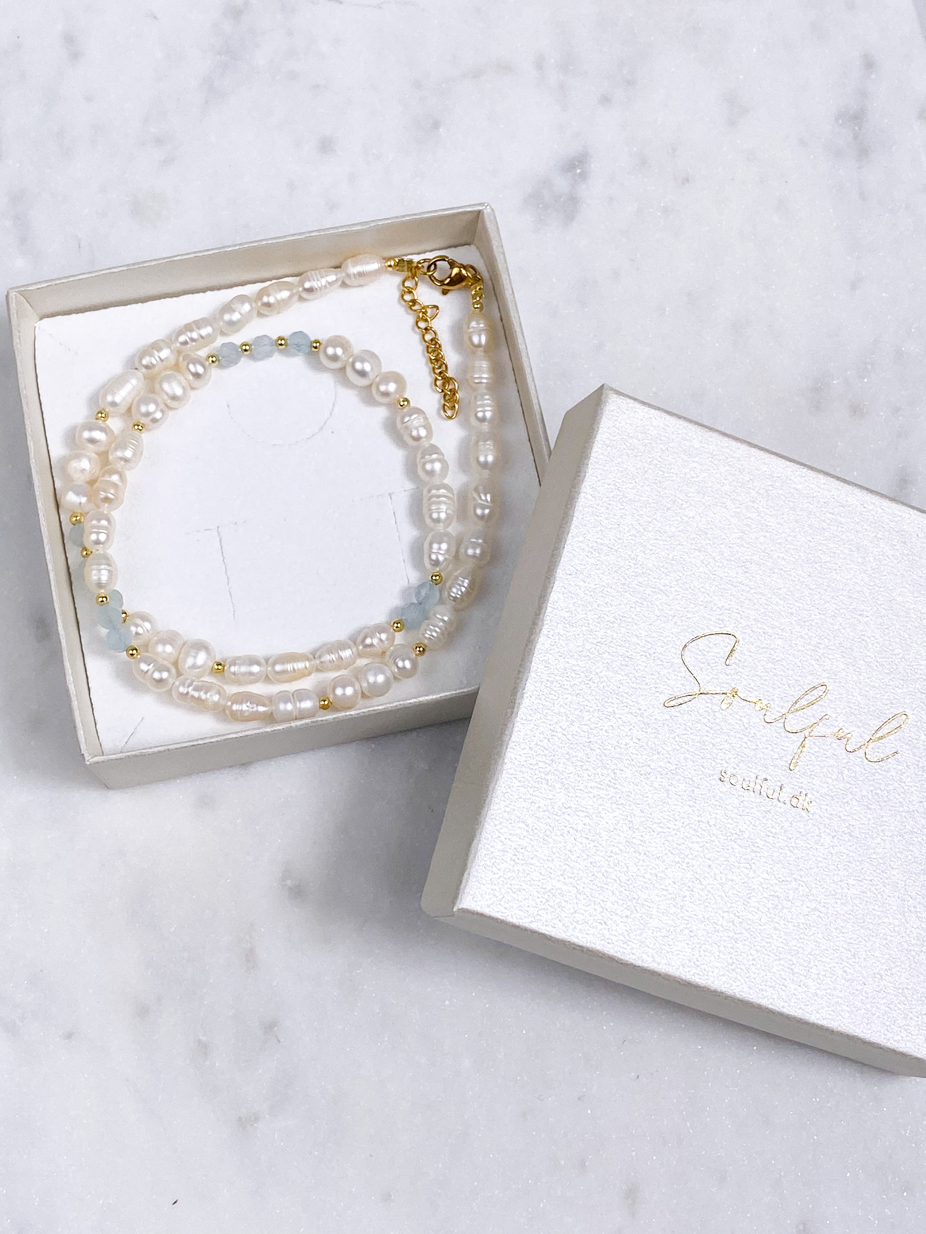 Halsband med akvamarinfasett och sötvattenspärlor