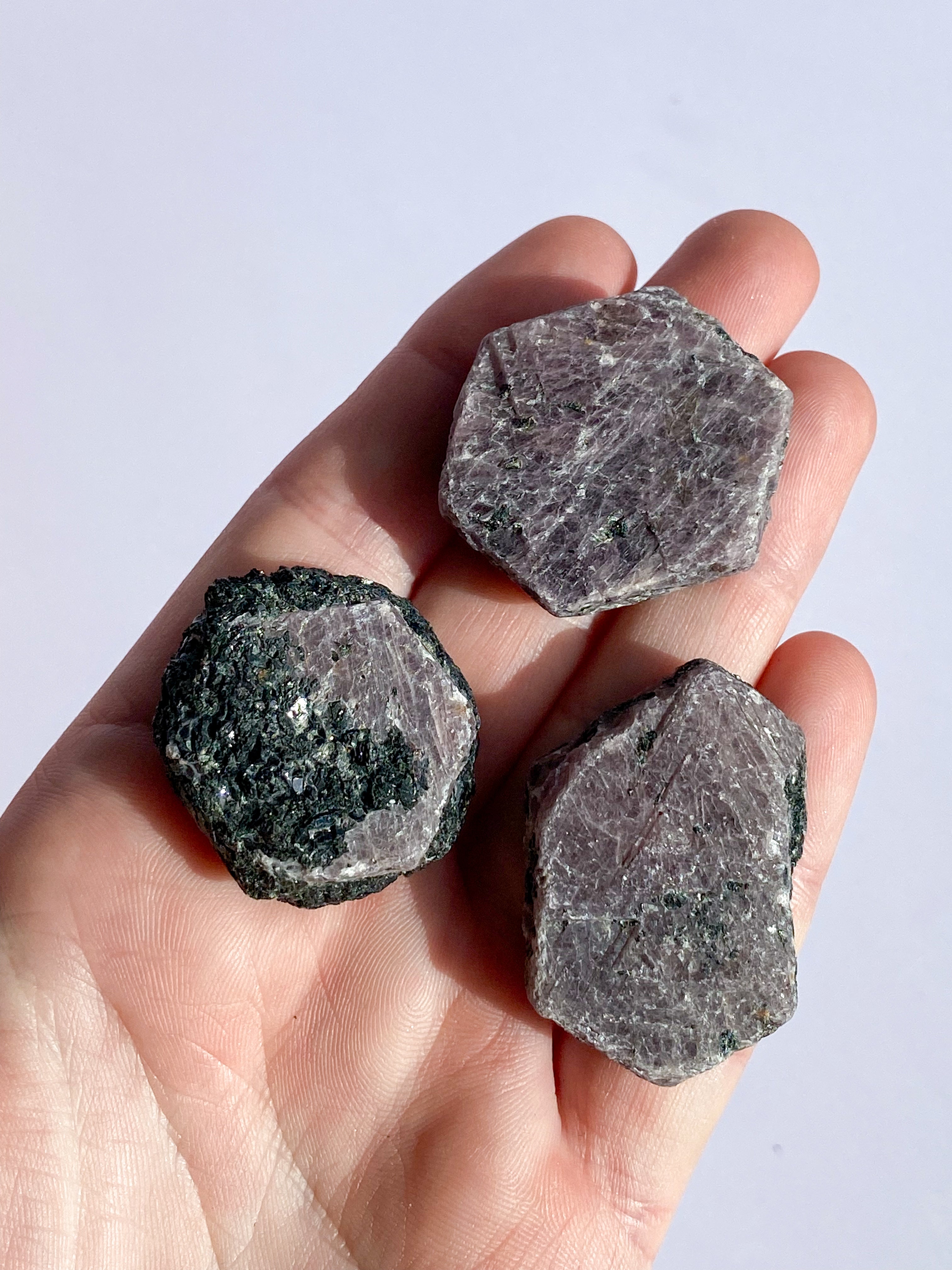 Rå rubin med svart turmalin