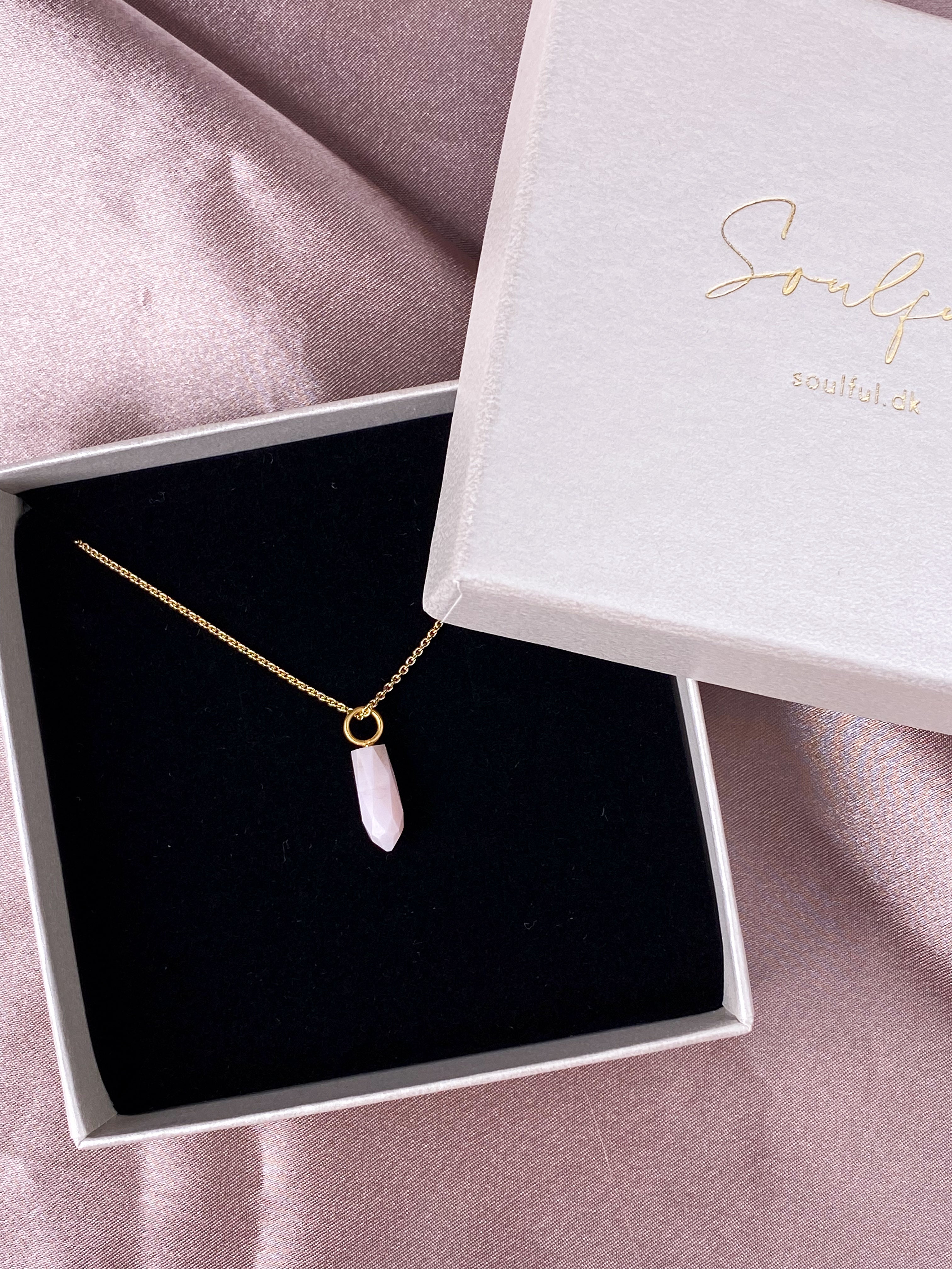 Halsband med rosa opalspik