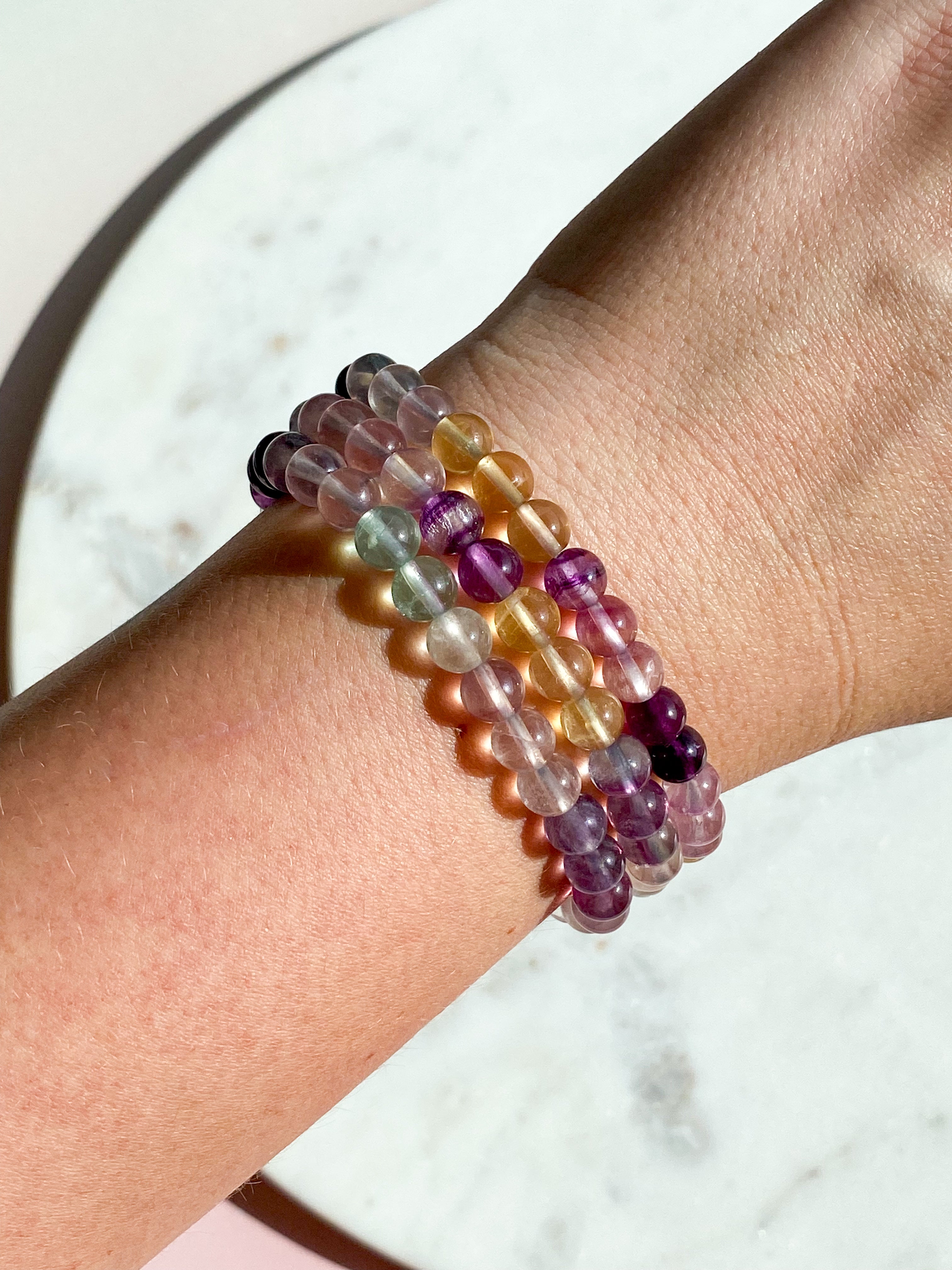 Armband med fluorit och regnbågsfärgad godis