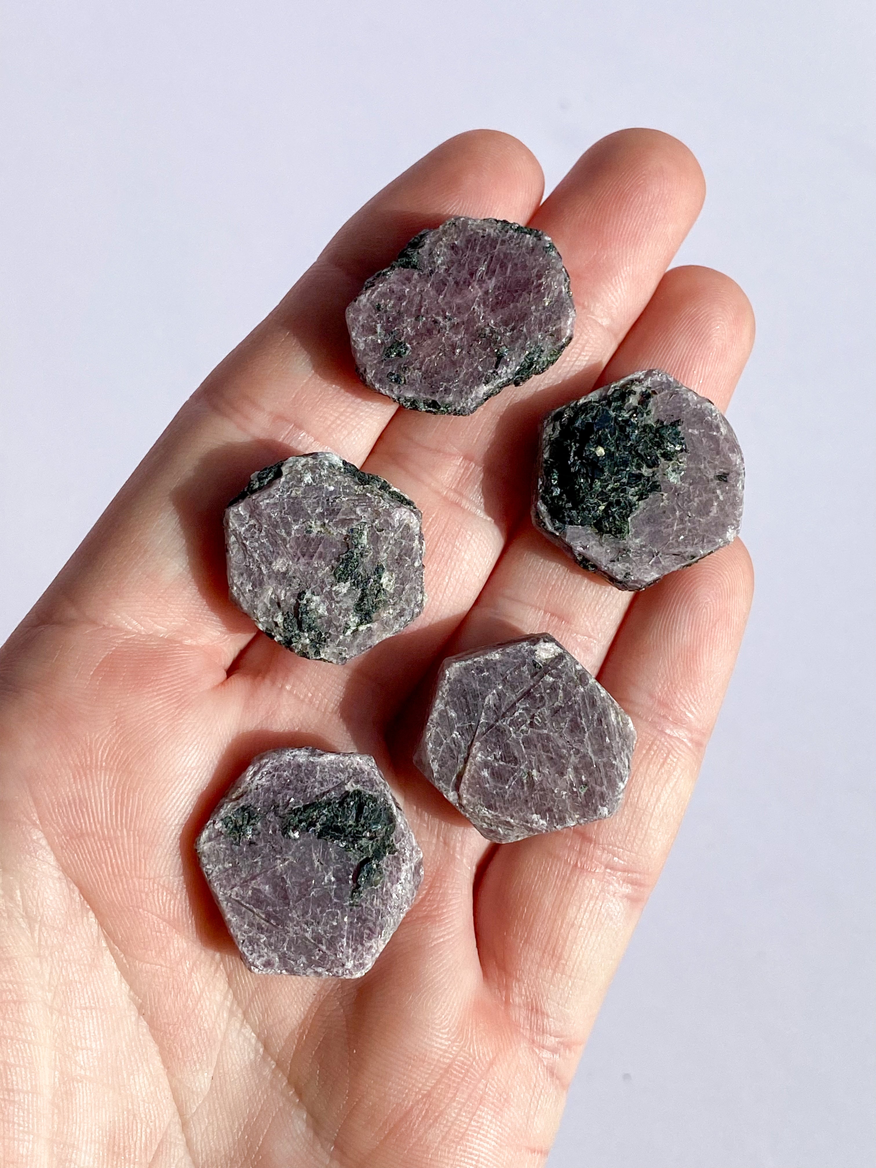 Rå rubin med svart turmalin