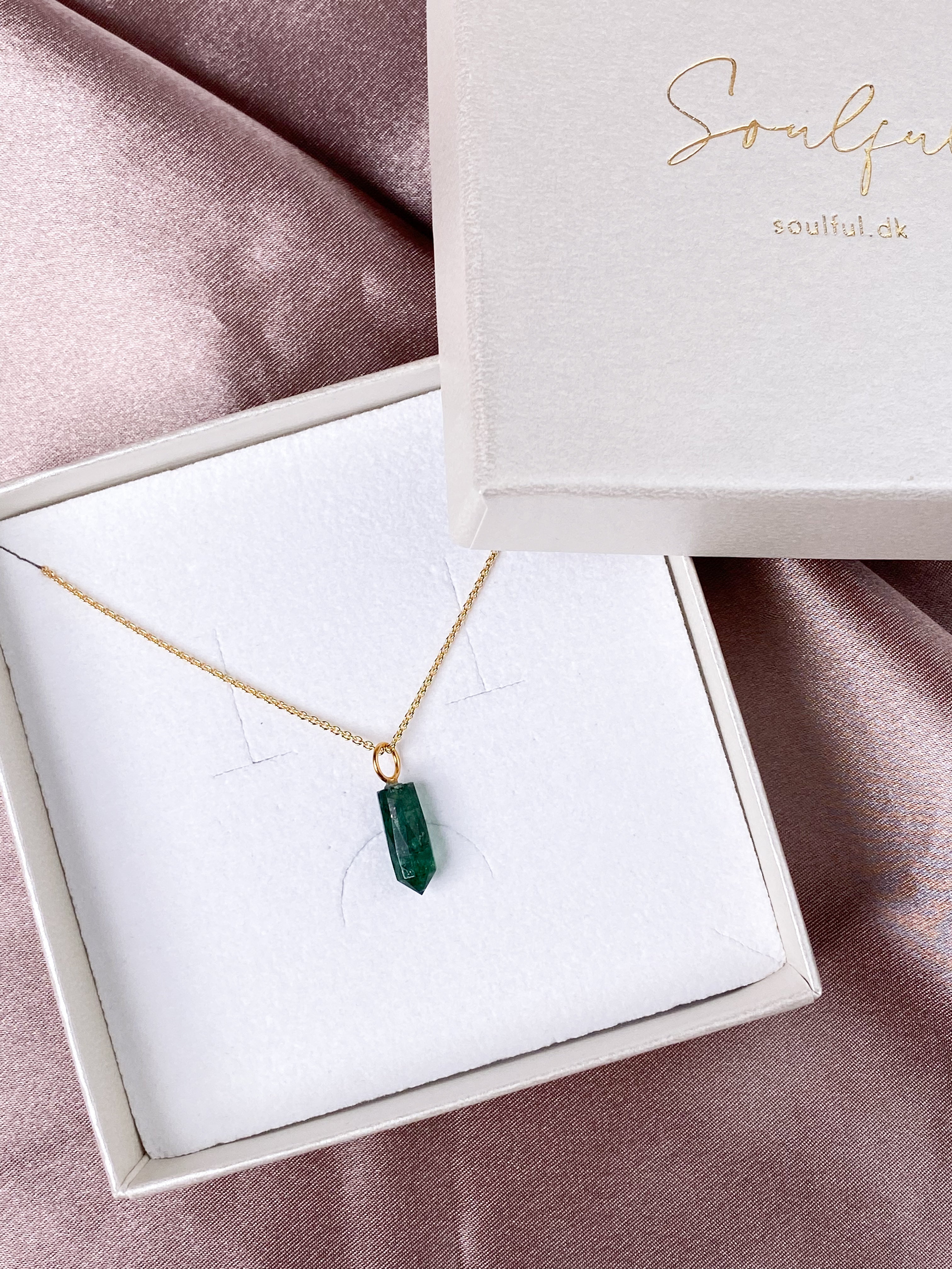 Halsband med grönt aventurinspik