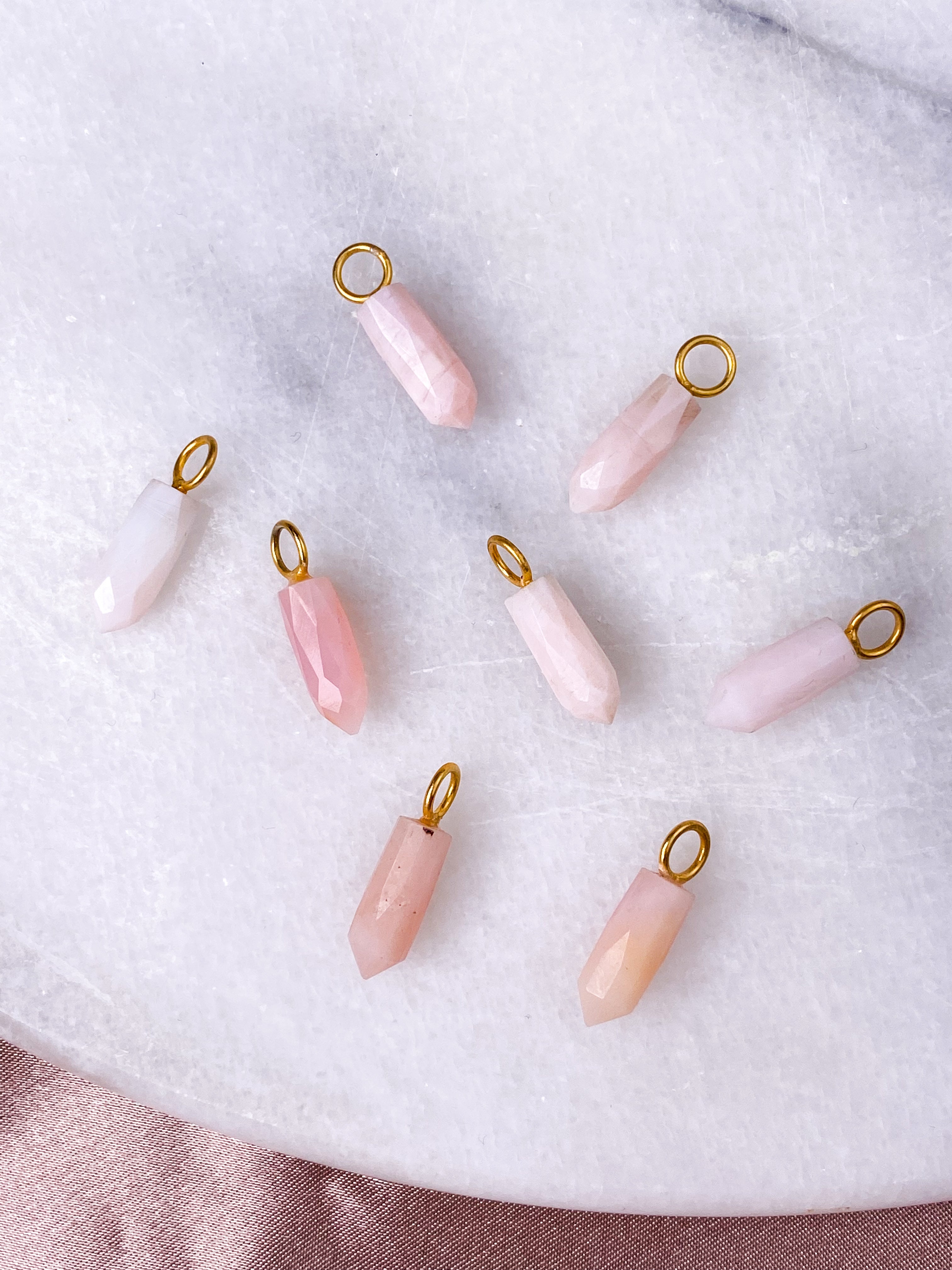 Halsband med rosa opalspik