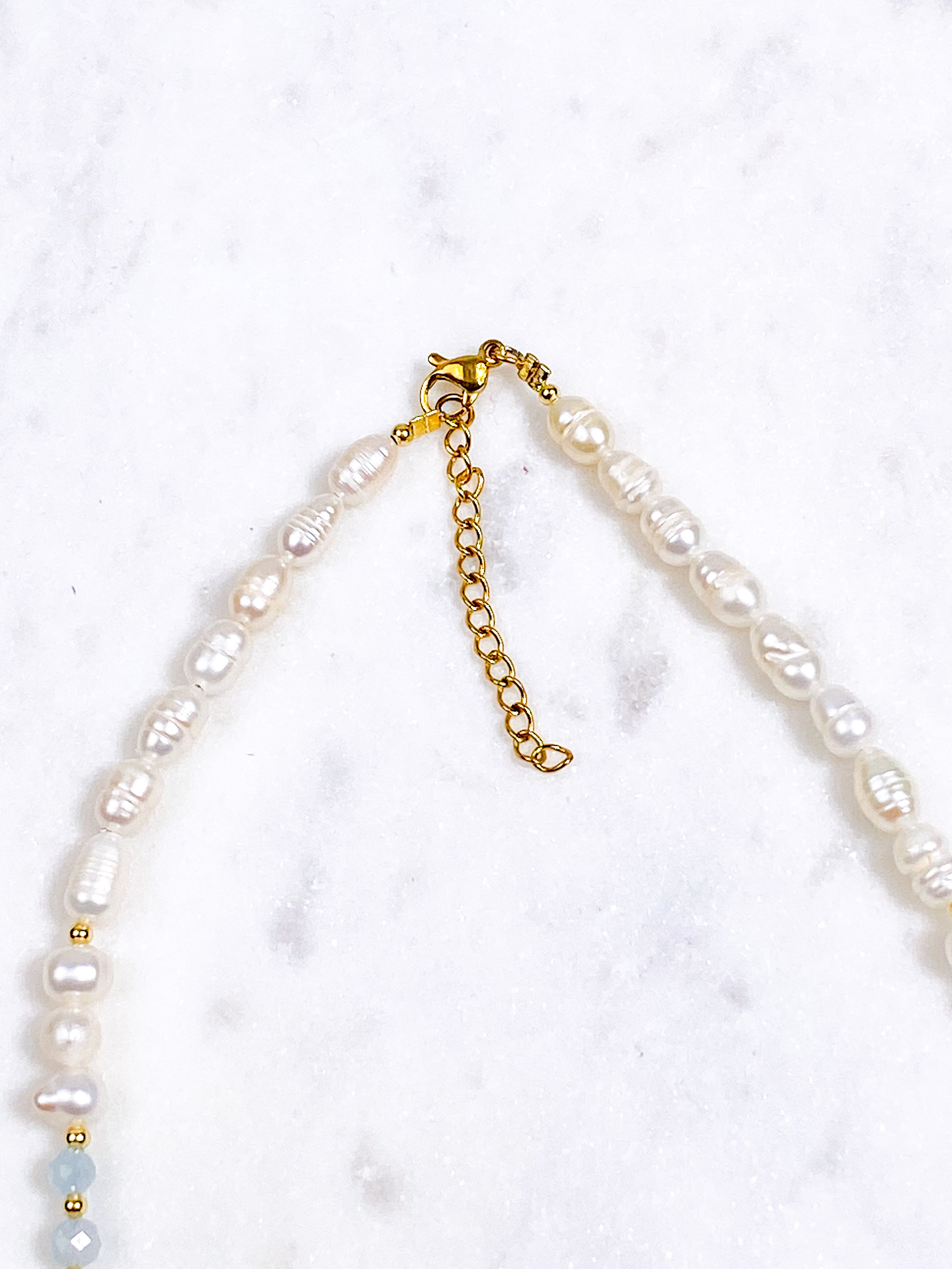Halsband med akvamarinfasett och sötvattenspärlor