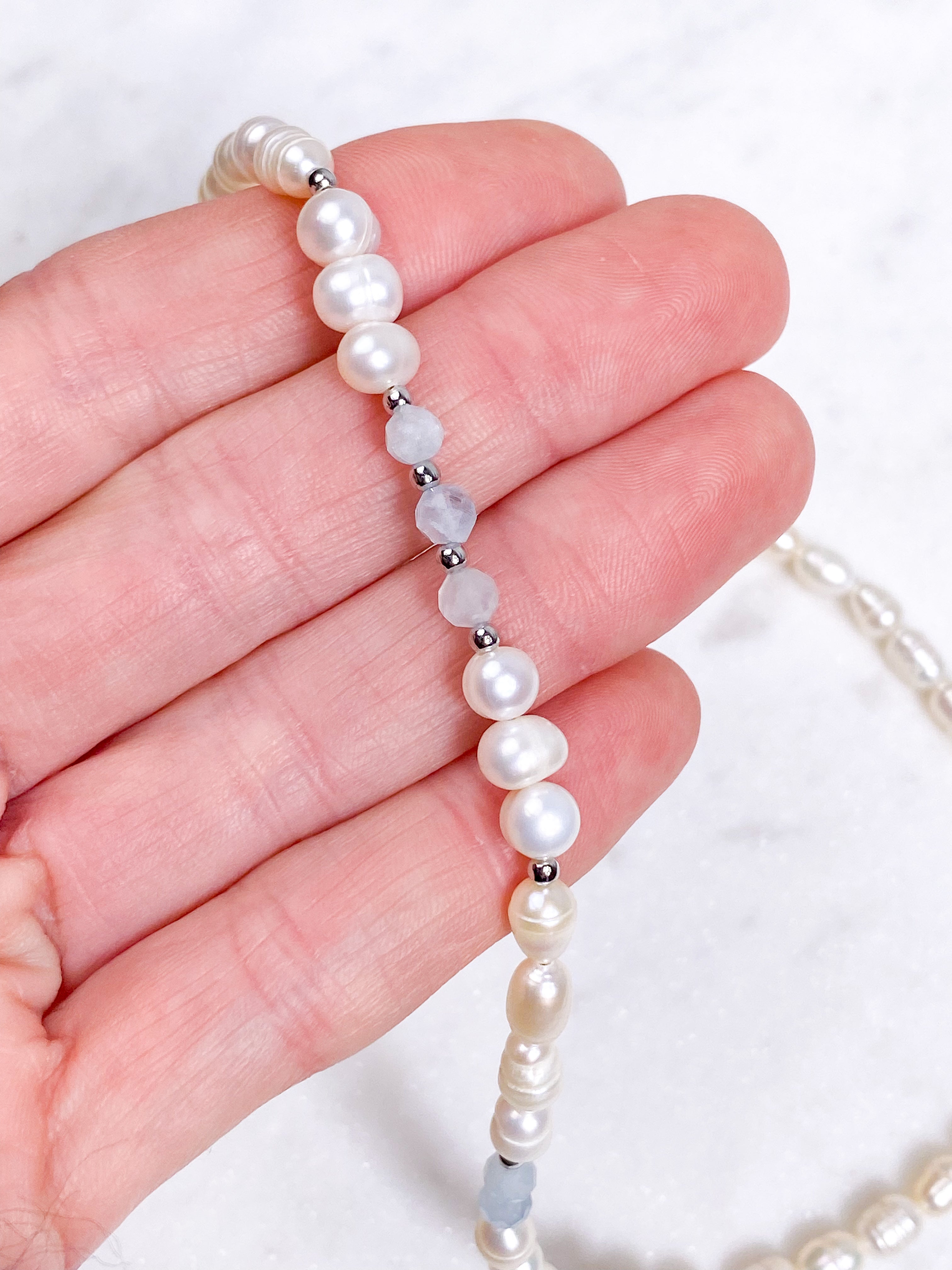 Halsband med akvamarinfasett och sötvattenspärlor