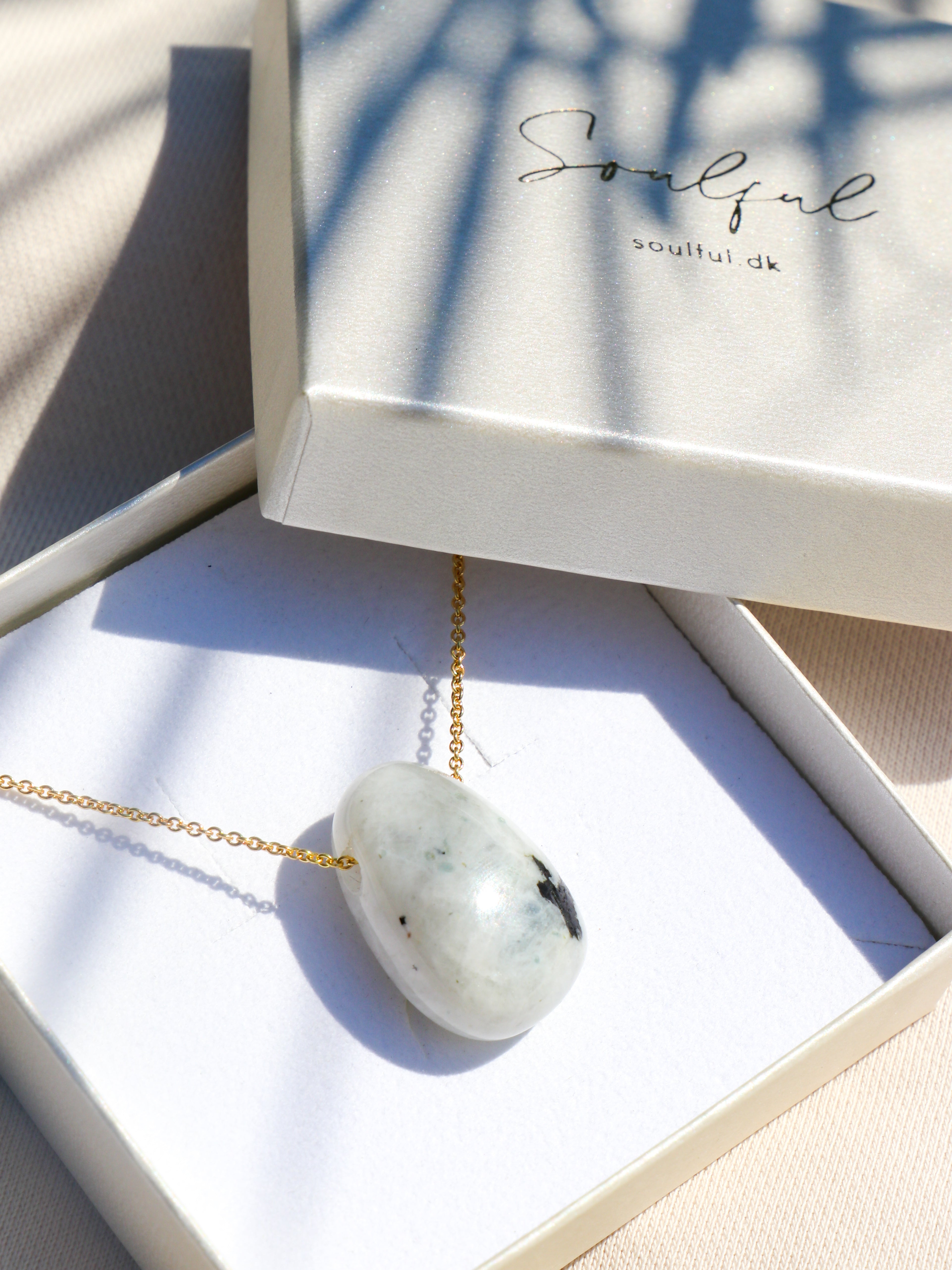 Halsband med regnbågssten och månsten