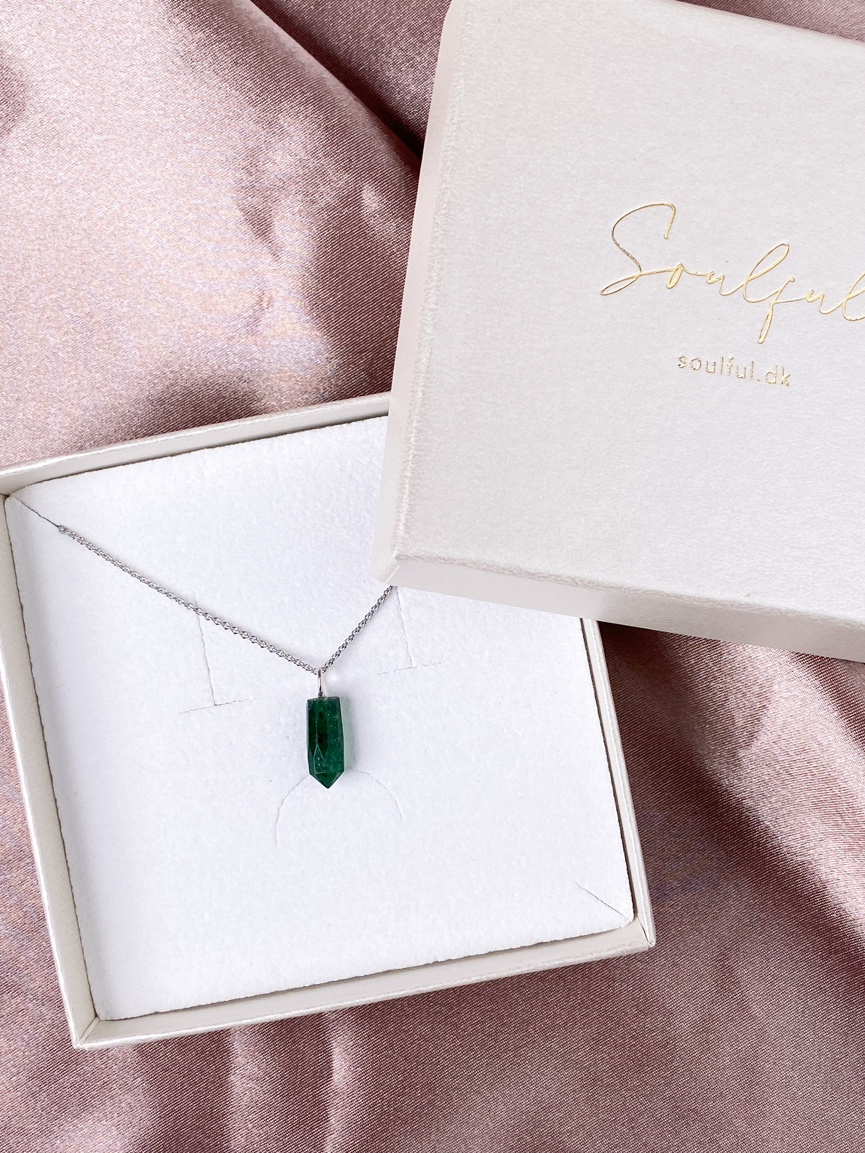 Halsband med grönt aventurinspik