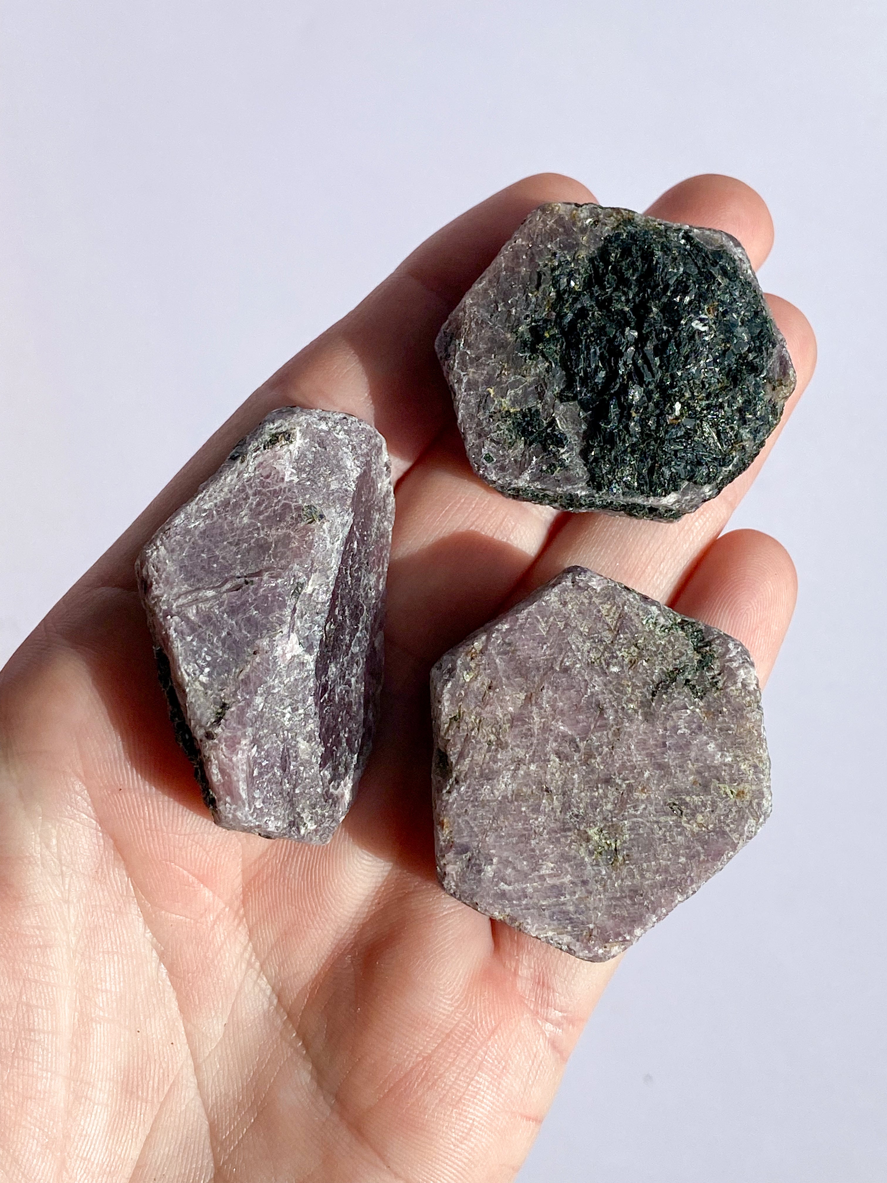 Rå rubin med svart turmalin