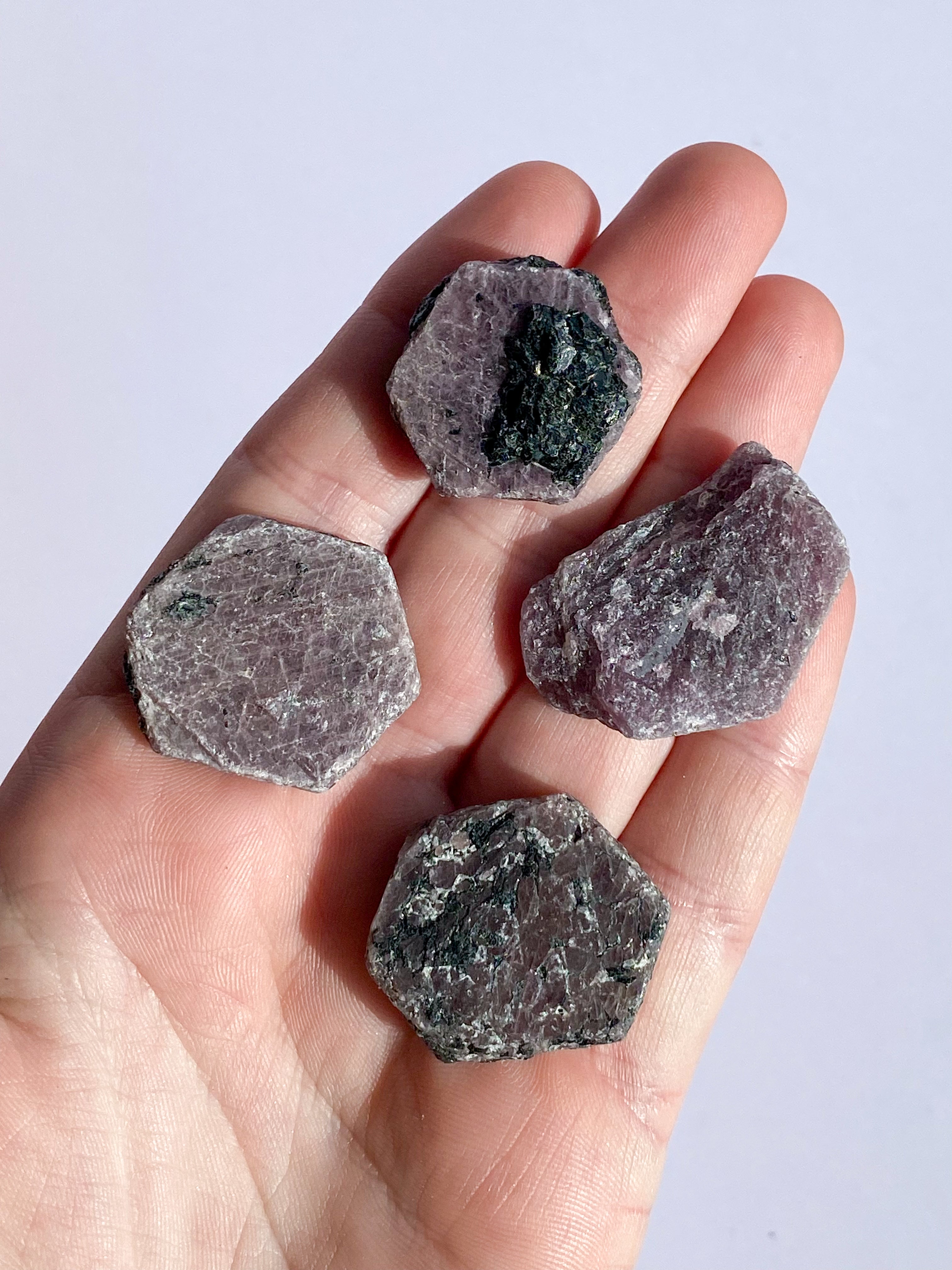 Rå rubin med svart turmalin