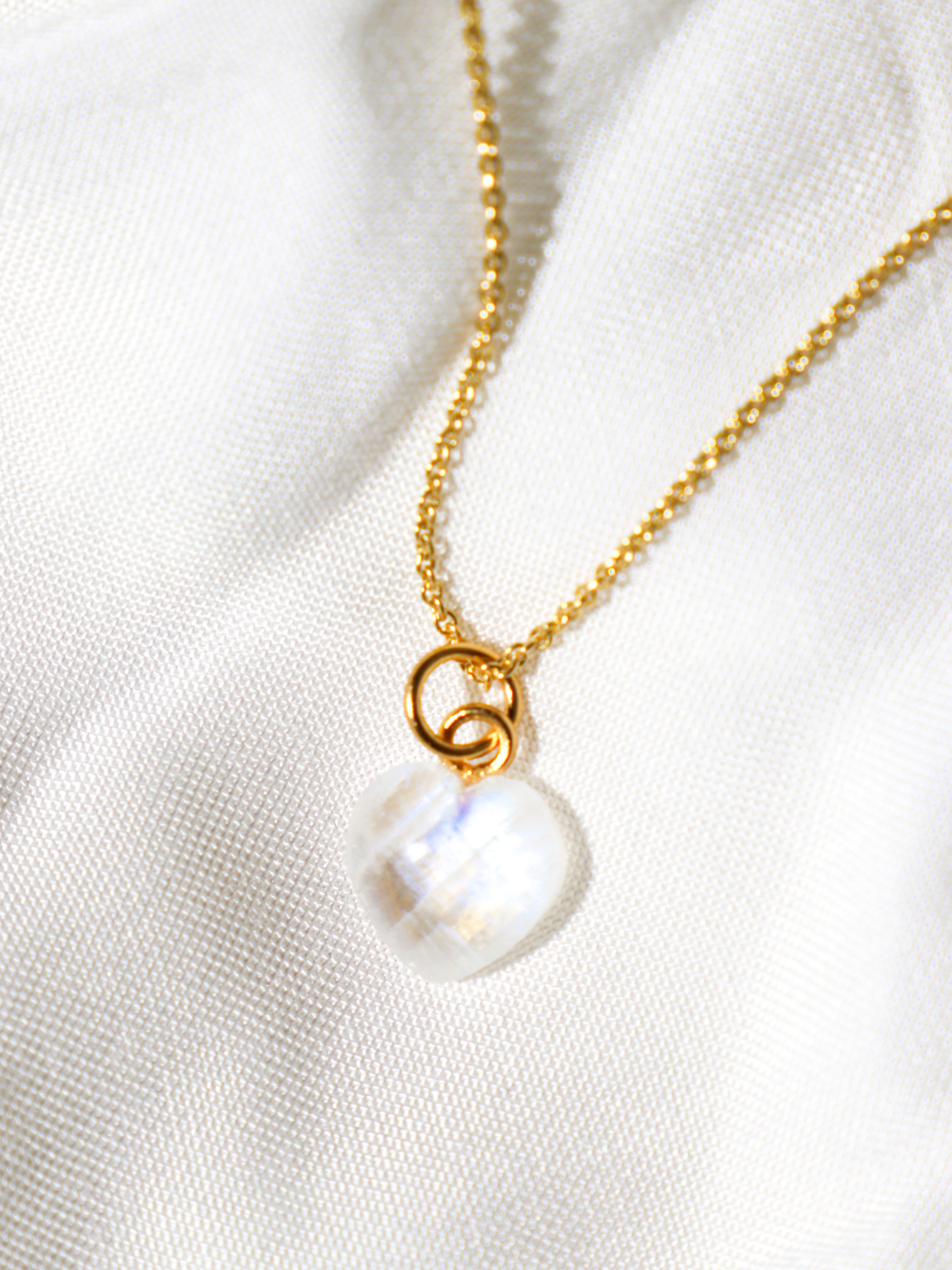 Halsband med petit hjärta i blått kalcedon