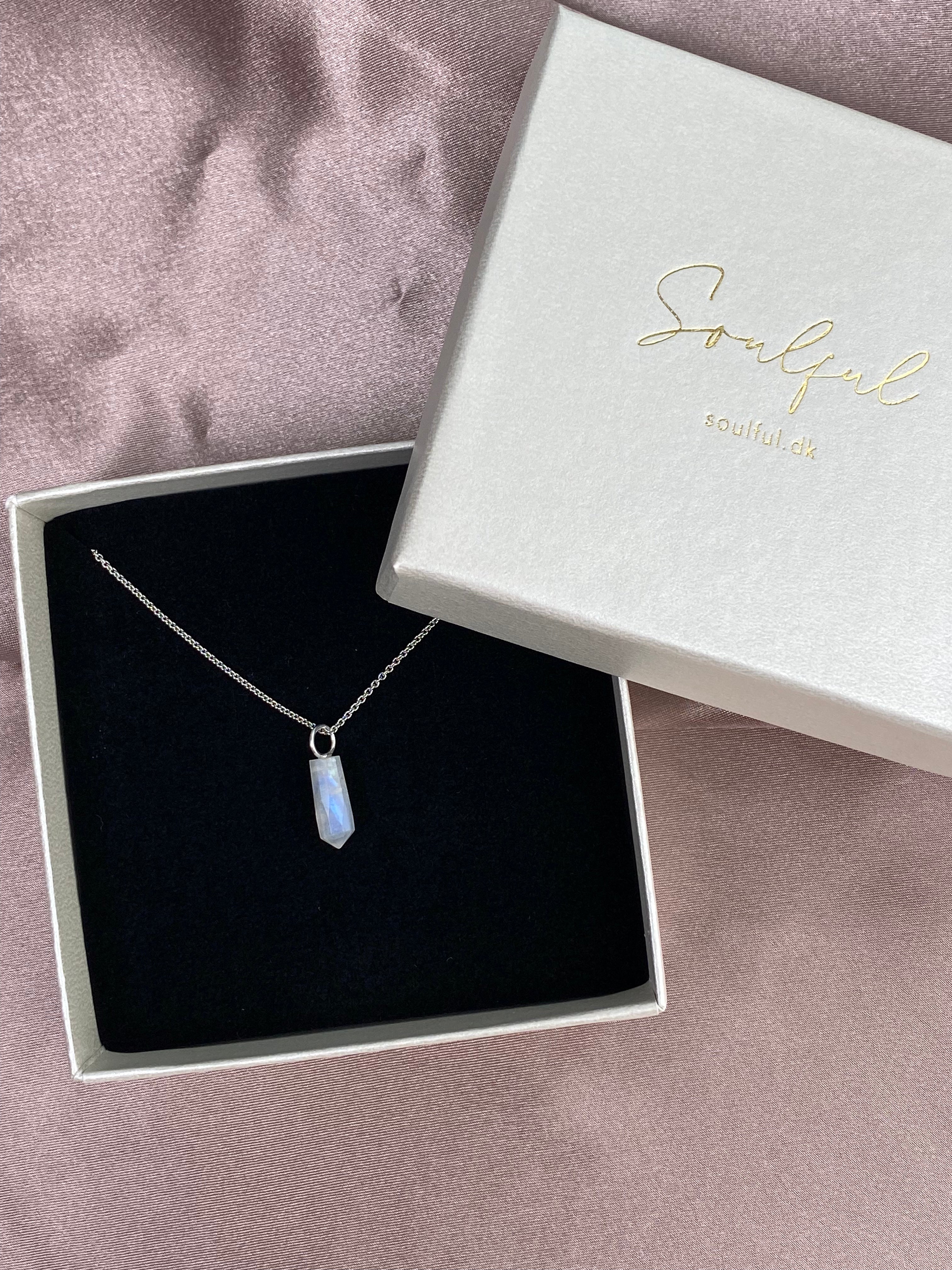 Halsband med spik och regnbågsmånesten