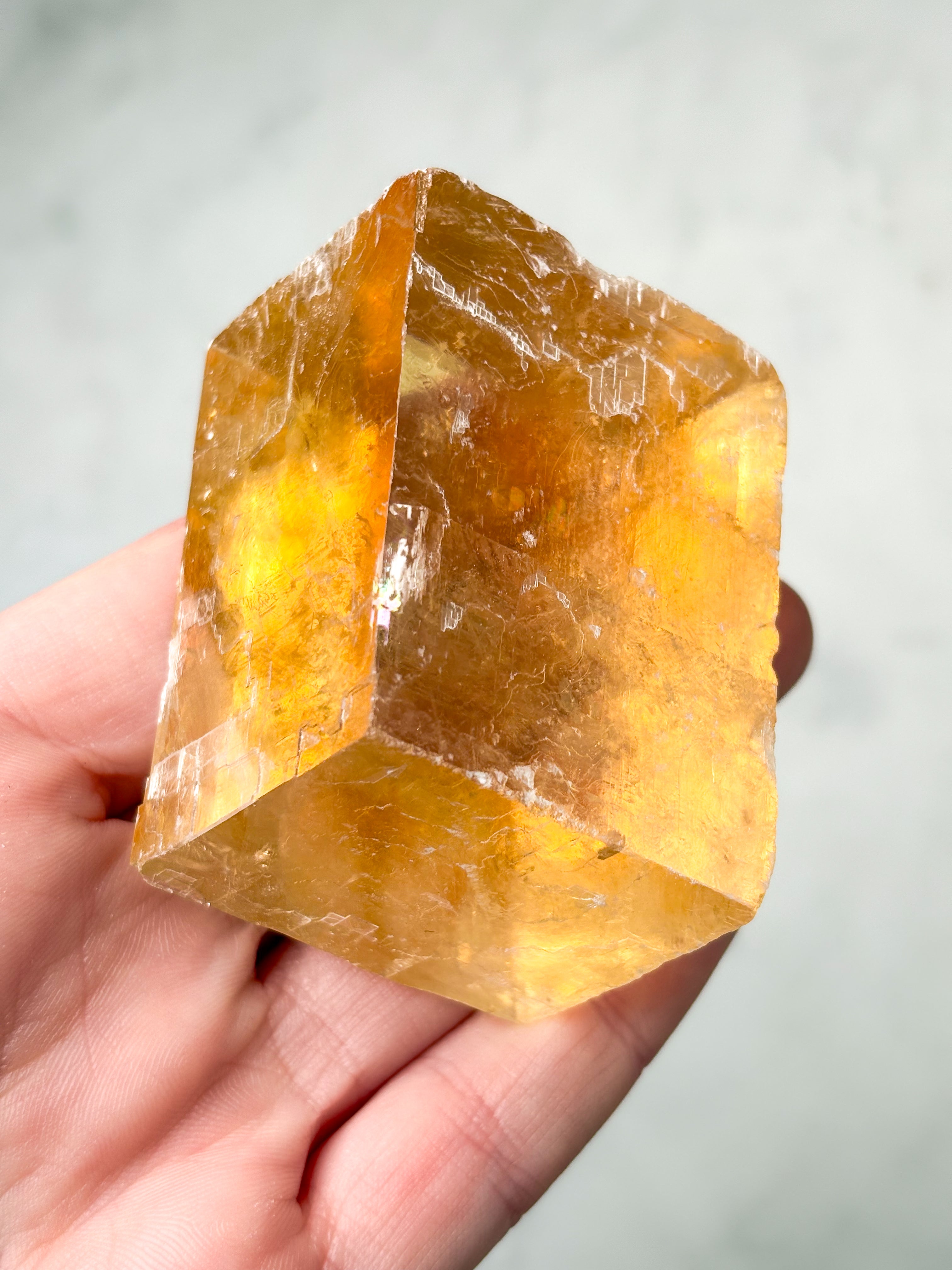 Optisk honungskalscit rå (nr 2)