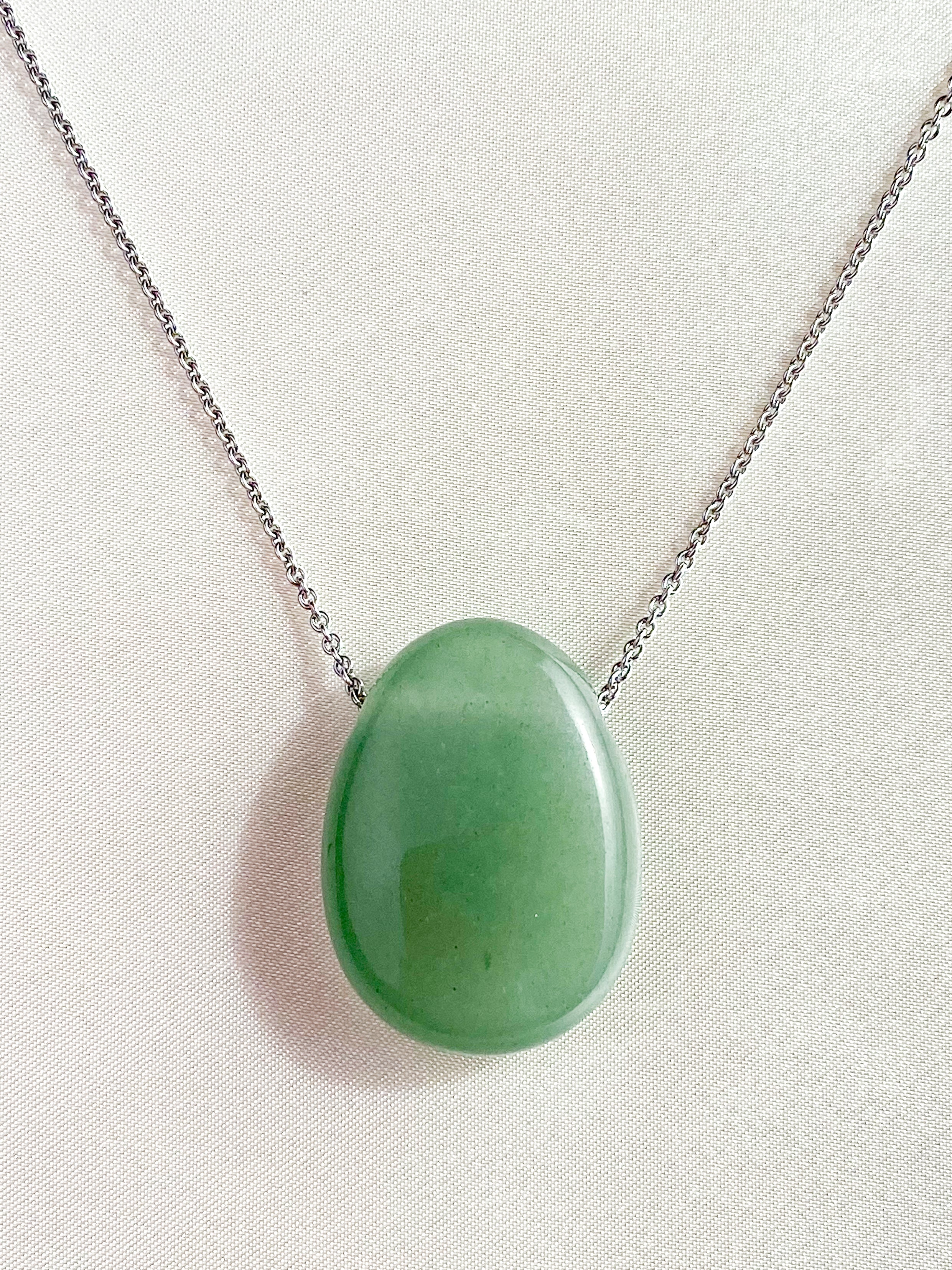 Halsband med grönt aventurindroppar