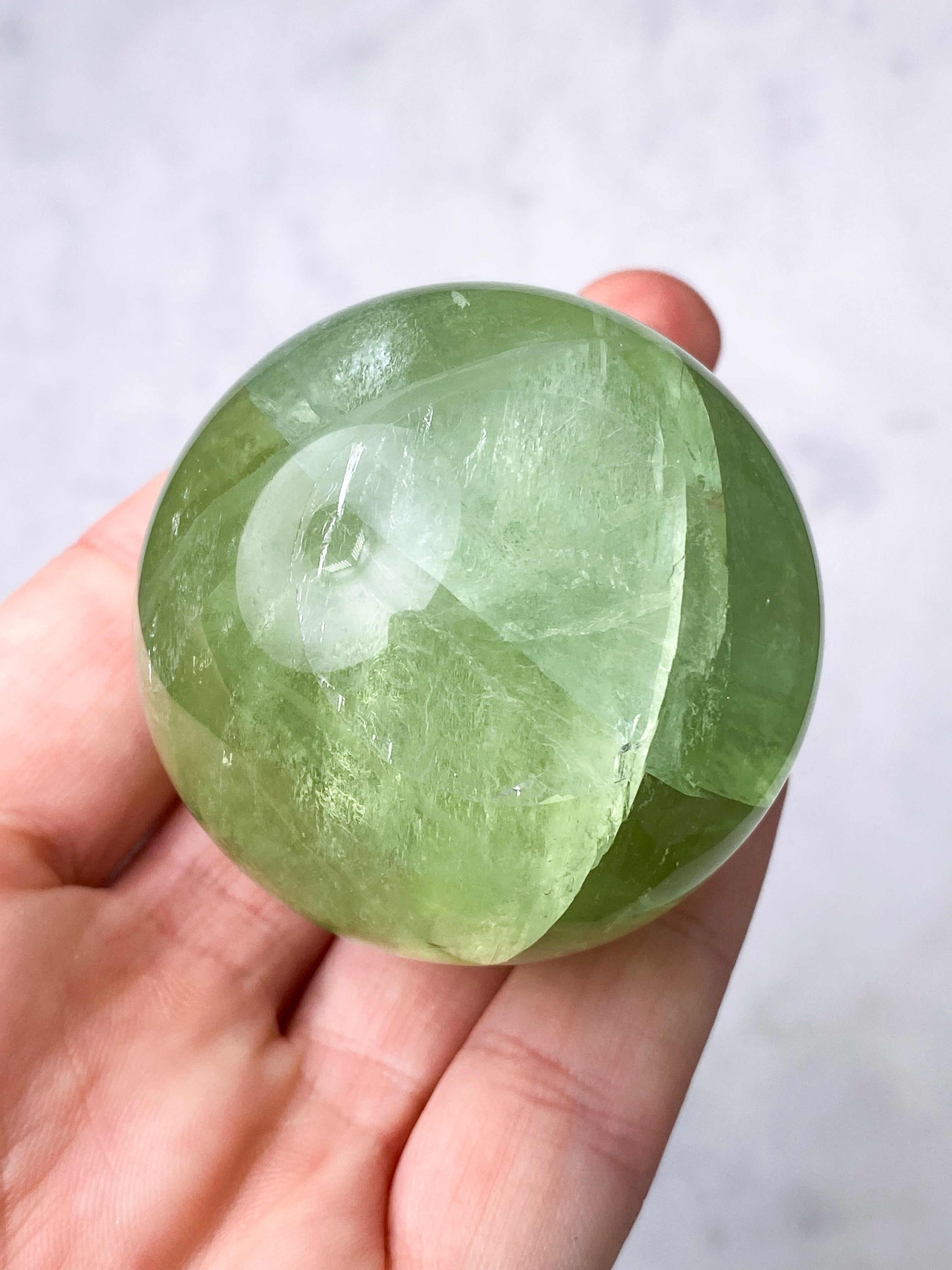 Apple Green Fluorit Kugle (Nr. 4)