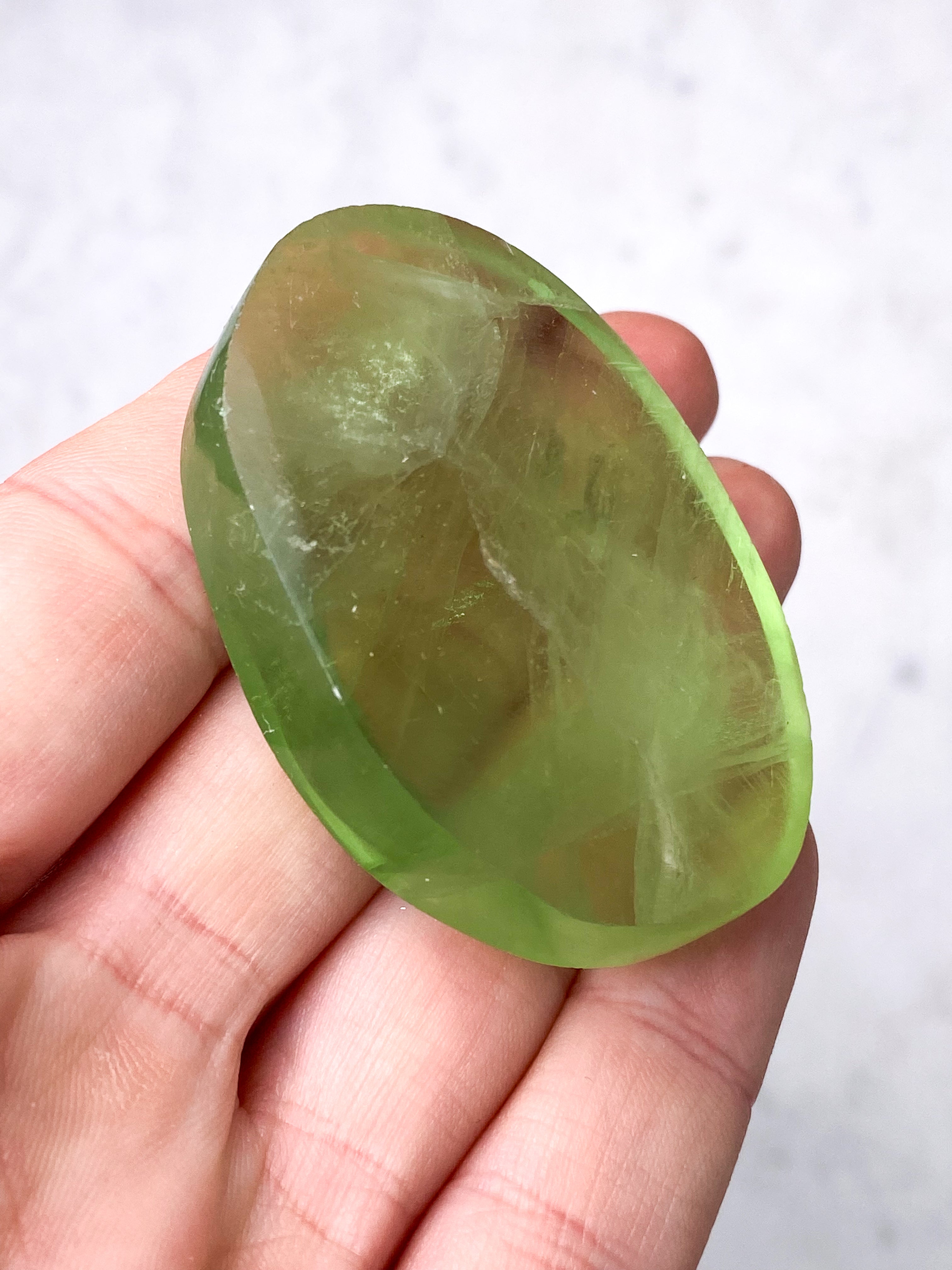 Apple Green Fluorit Palmstone (Nr. 17)