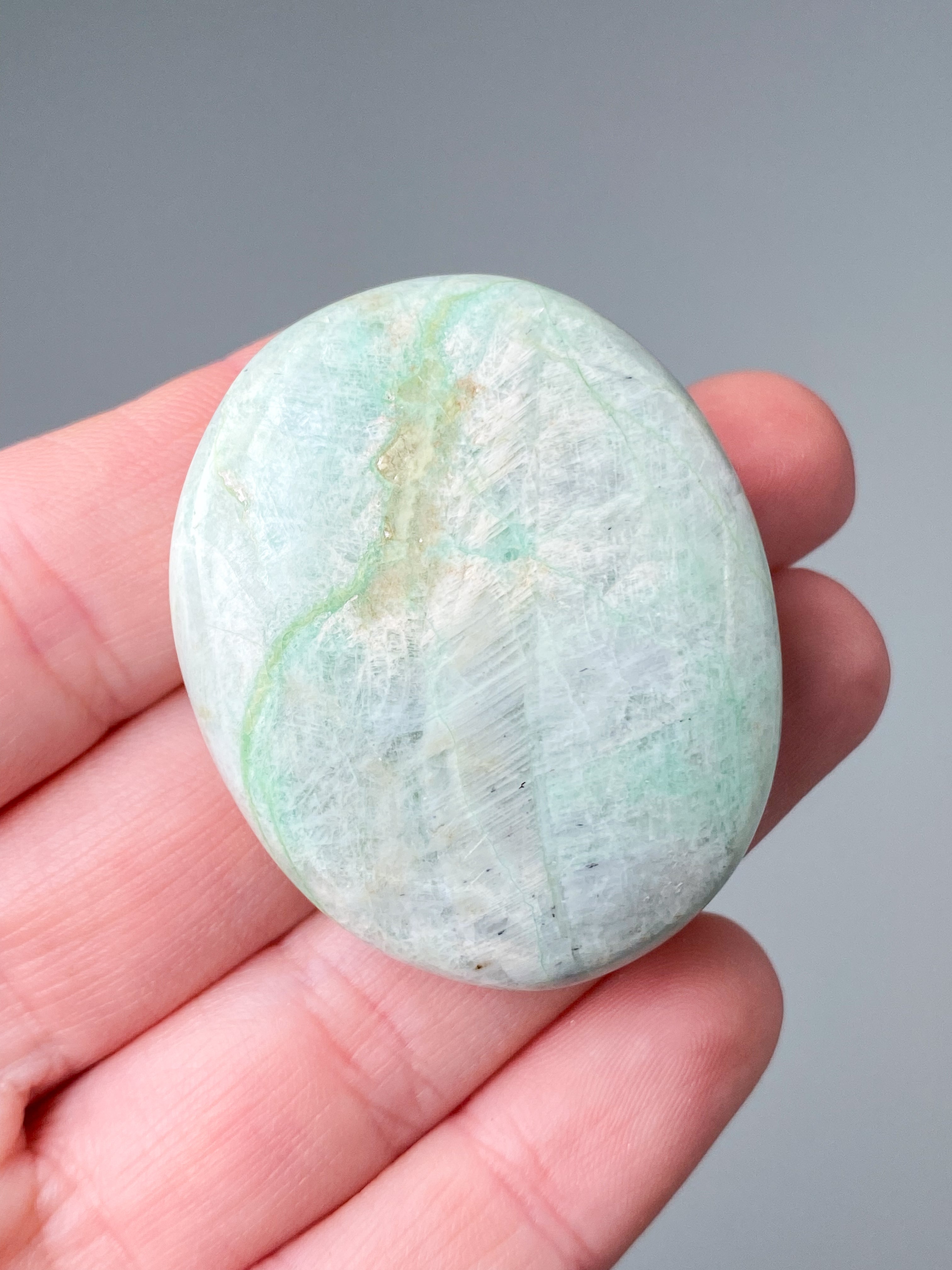 Grön månsten (garnierit) palmsten (nr 5)