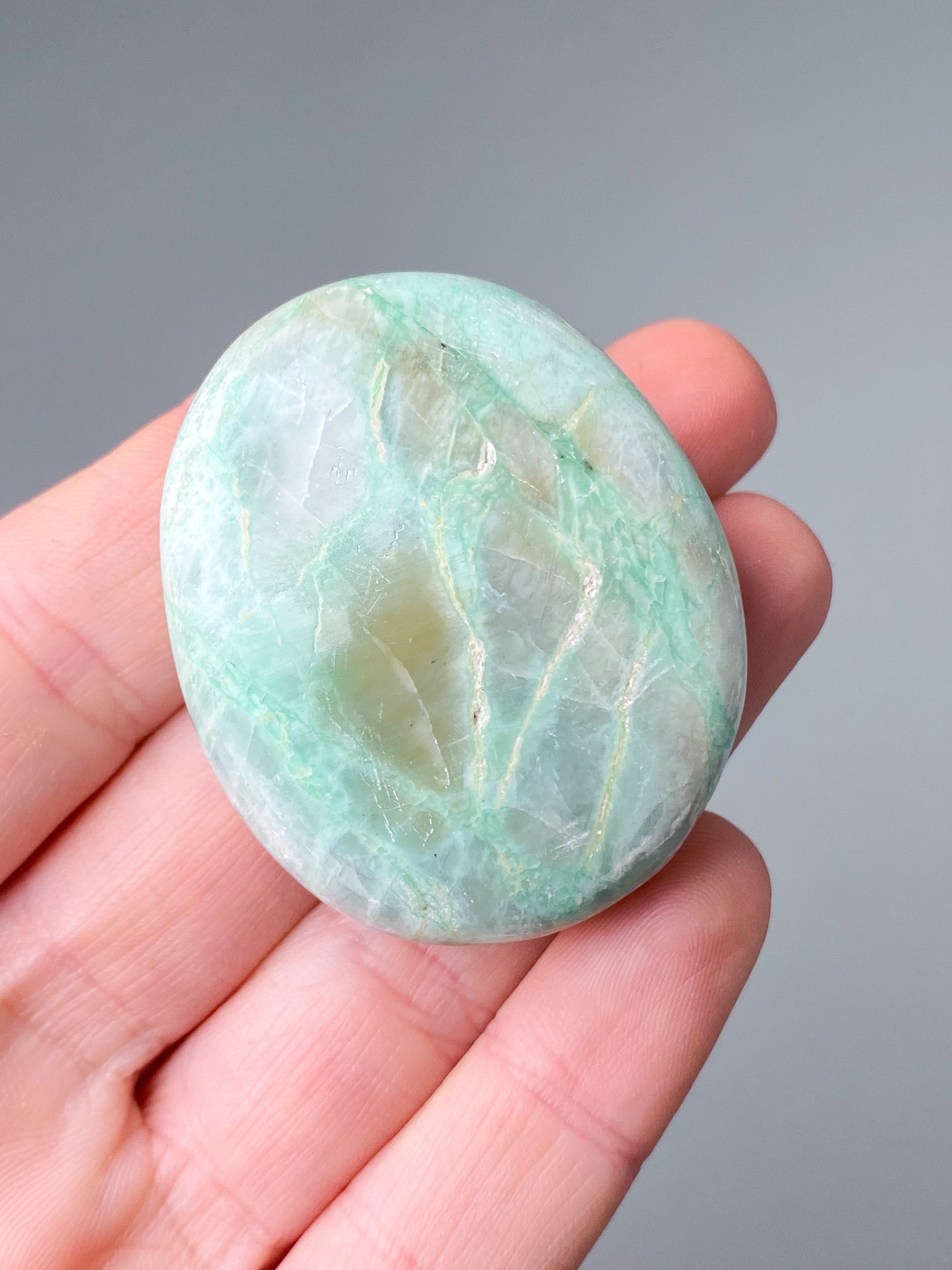 Grön månsten (garnierit) palmsten (nr 9)