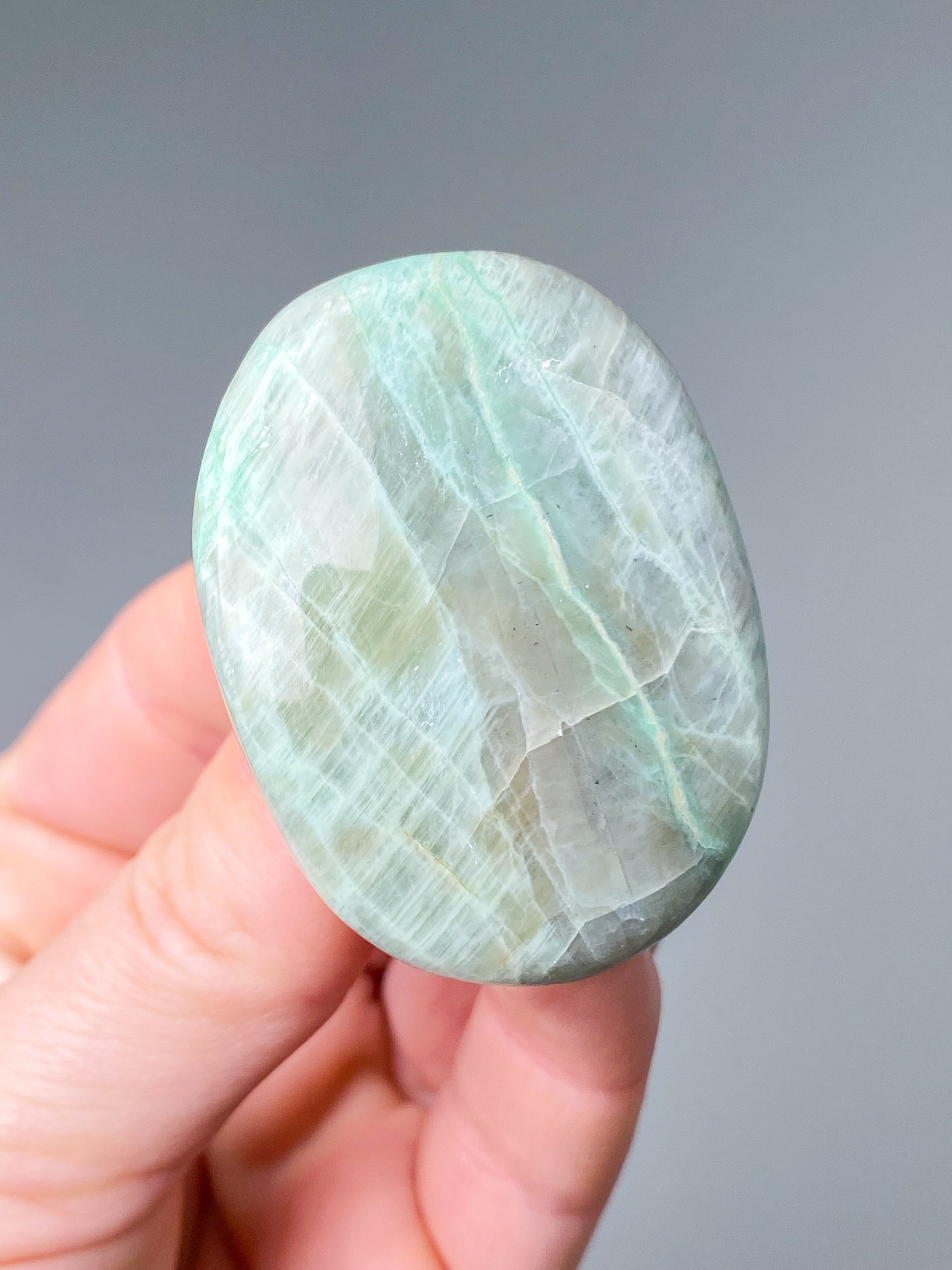 Grön månsten (garnierit) palmsten (nr 10)