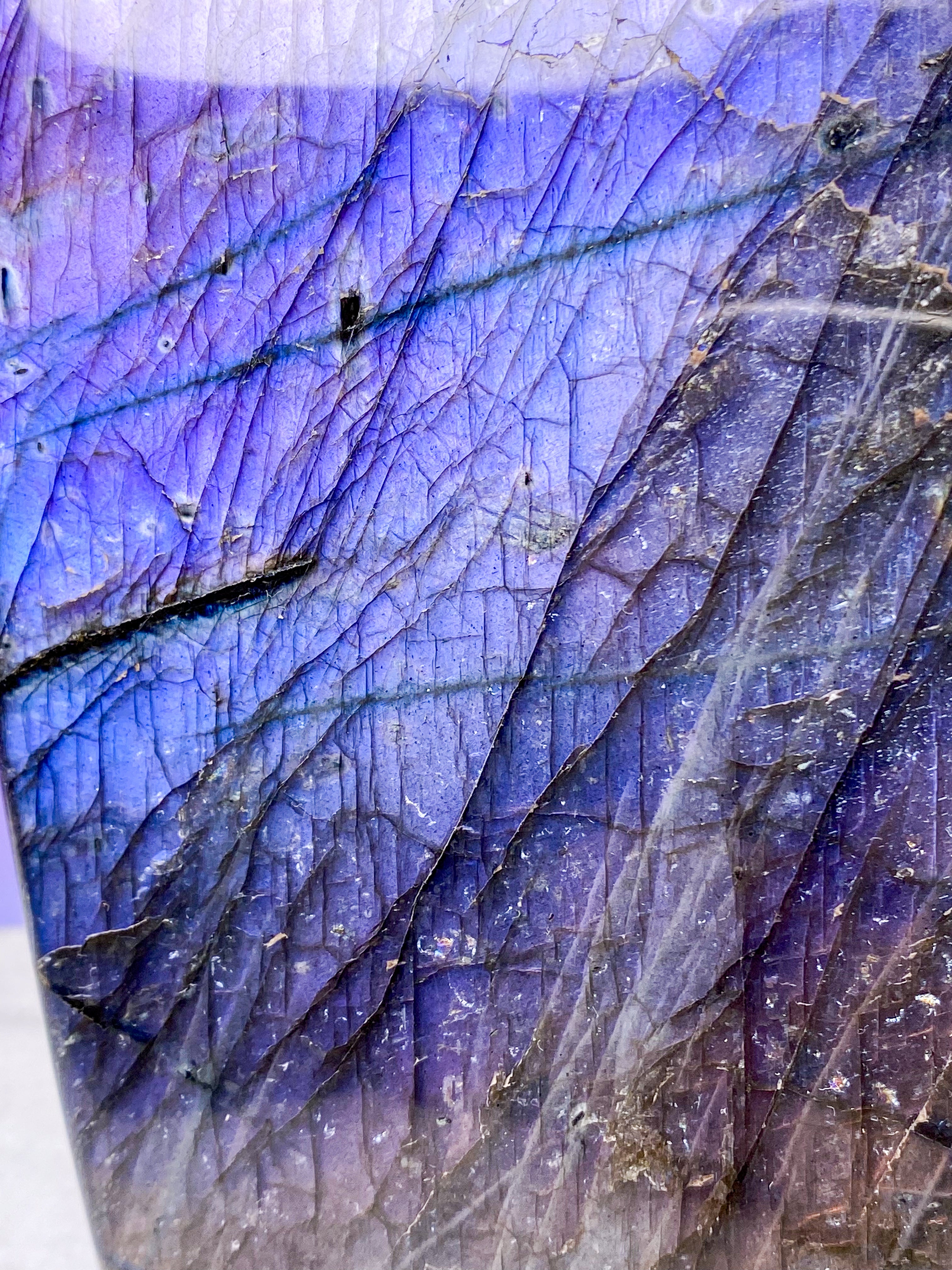 Jättelik lila labradorit friform (nr 1)