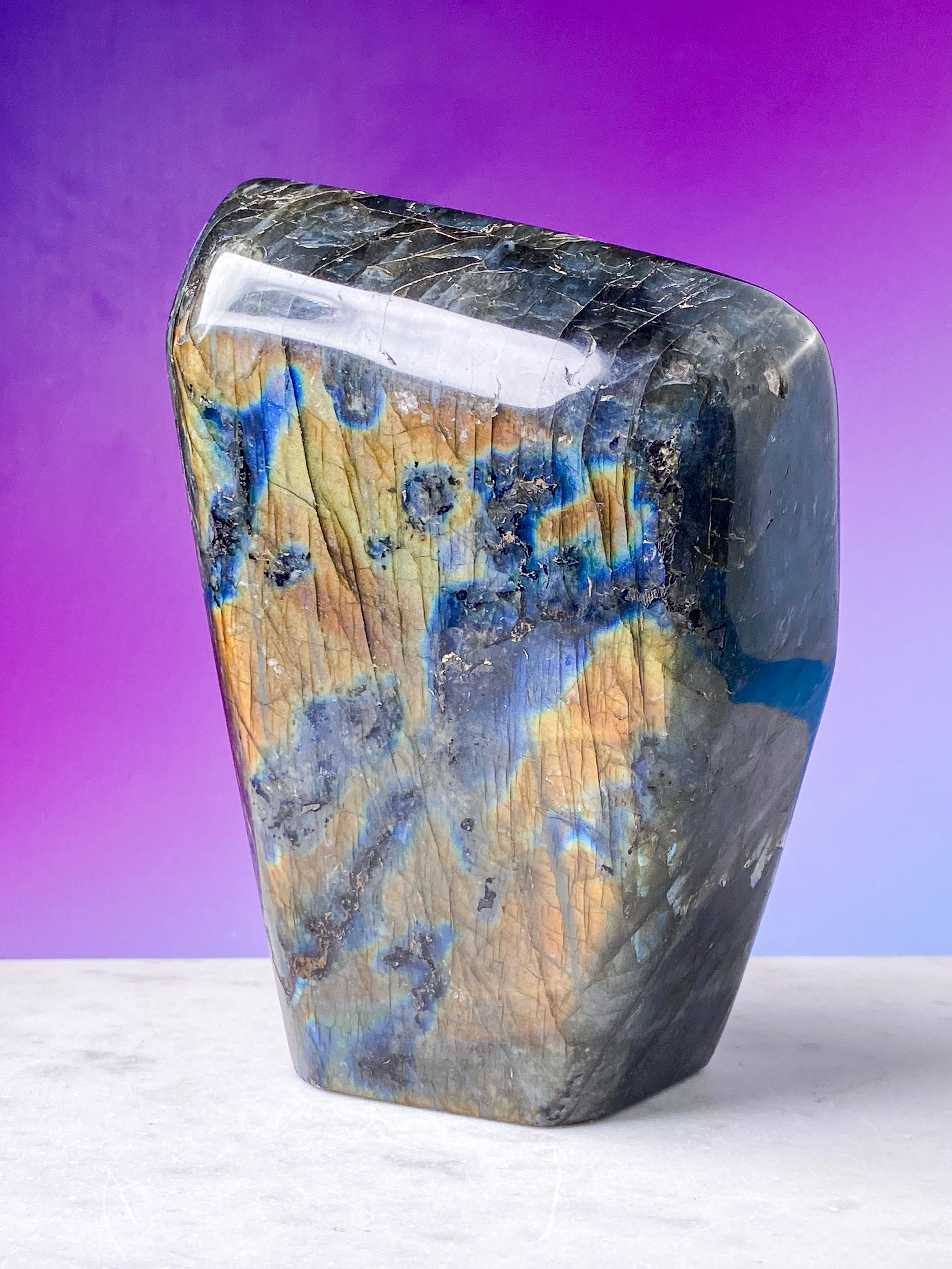 Jättelik lila labradorit friform (nr 1)