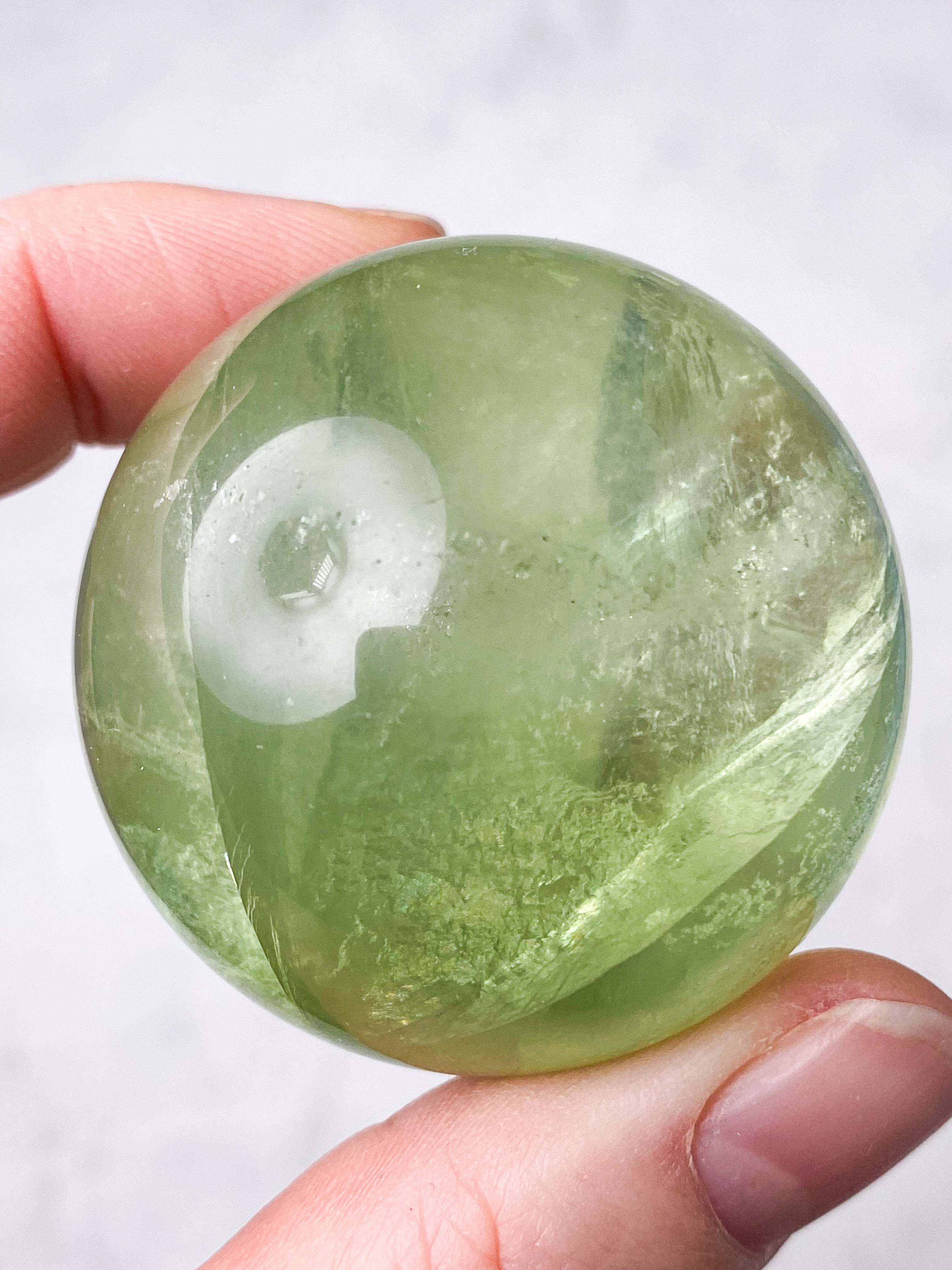 Regnbågsäppelgrön fluoritkula (nr 1)