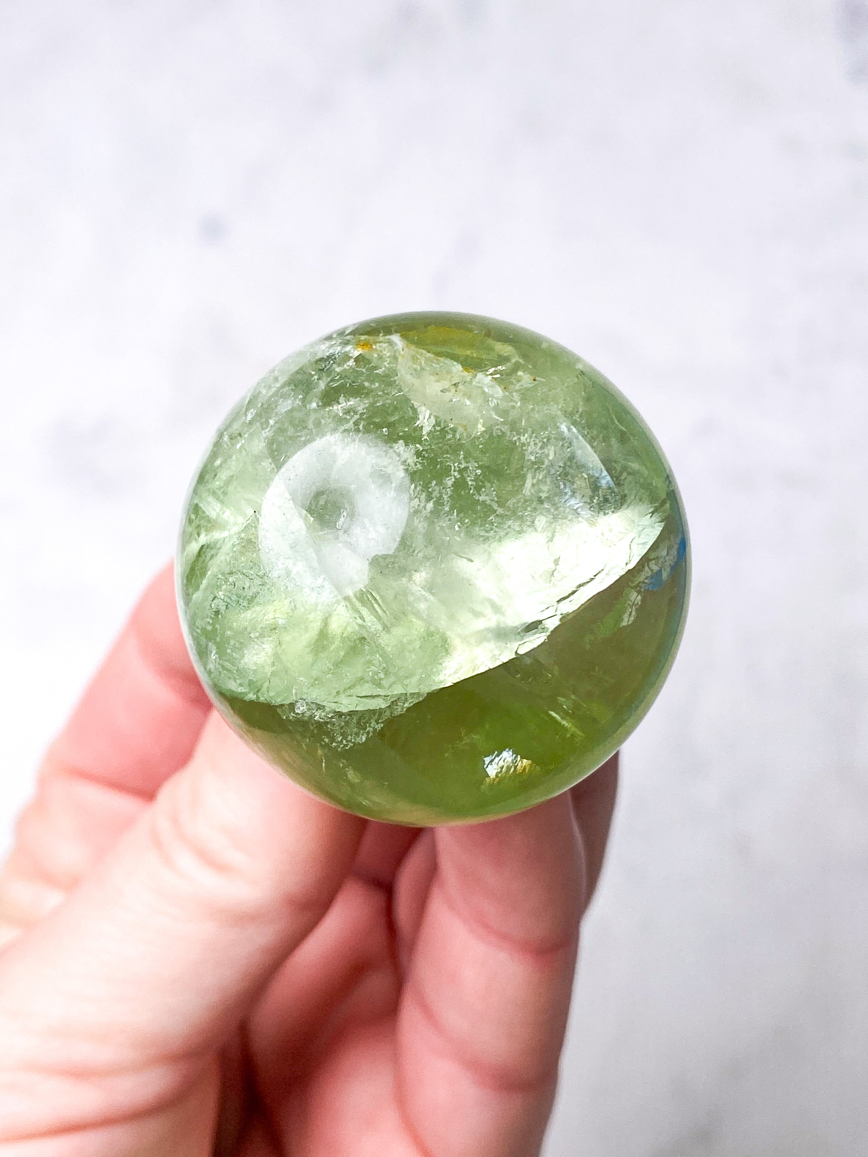 Regnbågsäppelgrön fluoritkula (nr 2)