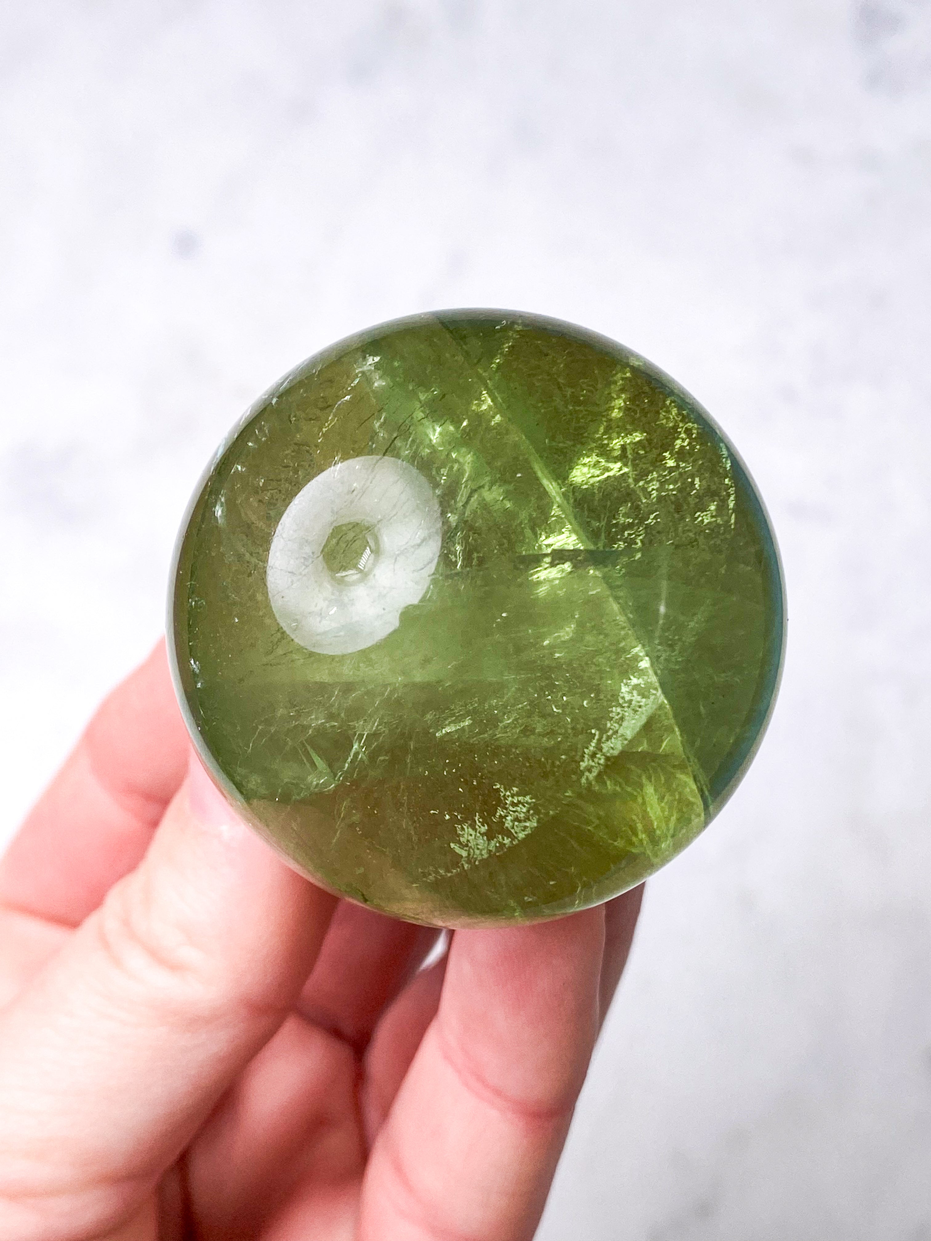 Regnbågsäppelgrön fluoritkula (nr 3)