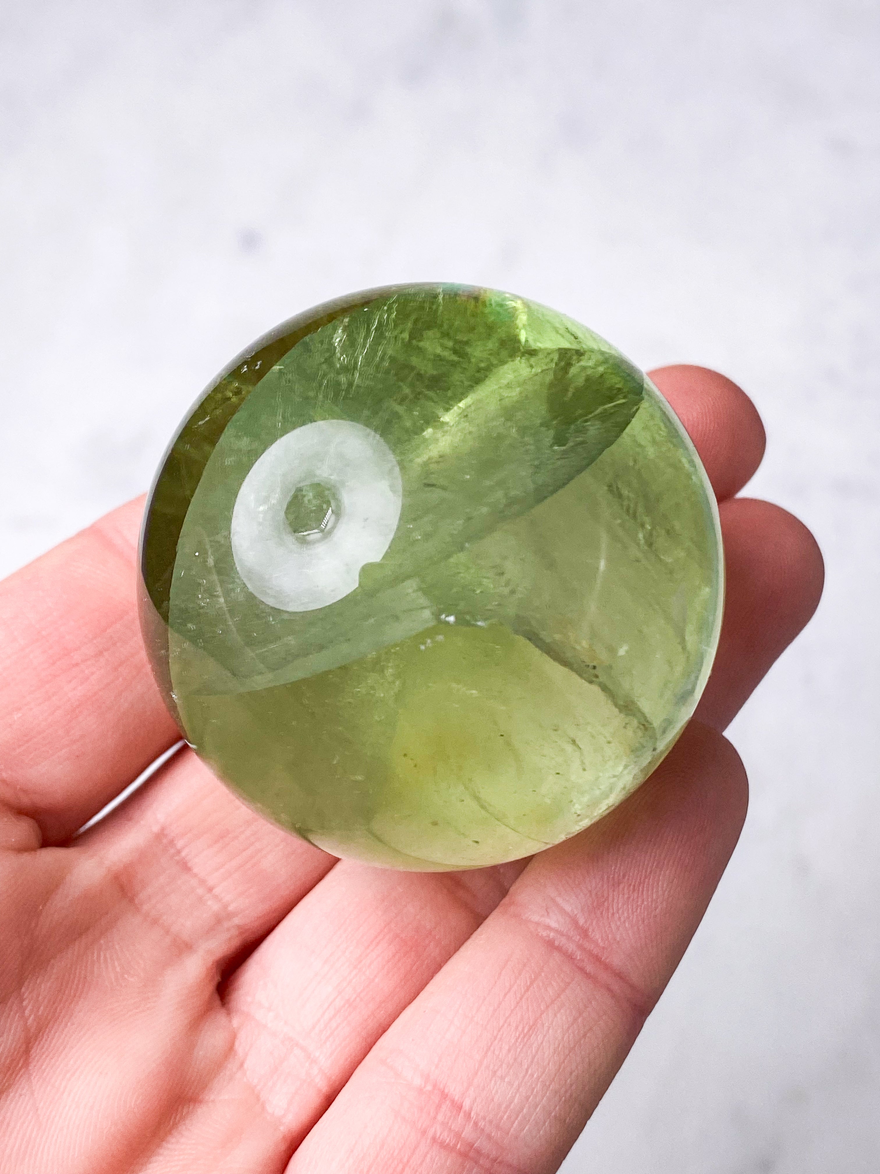 Regnbågsäppelgrön fluoritkula (nr 3)