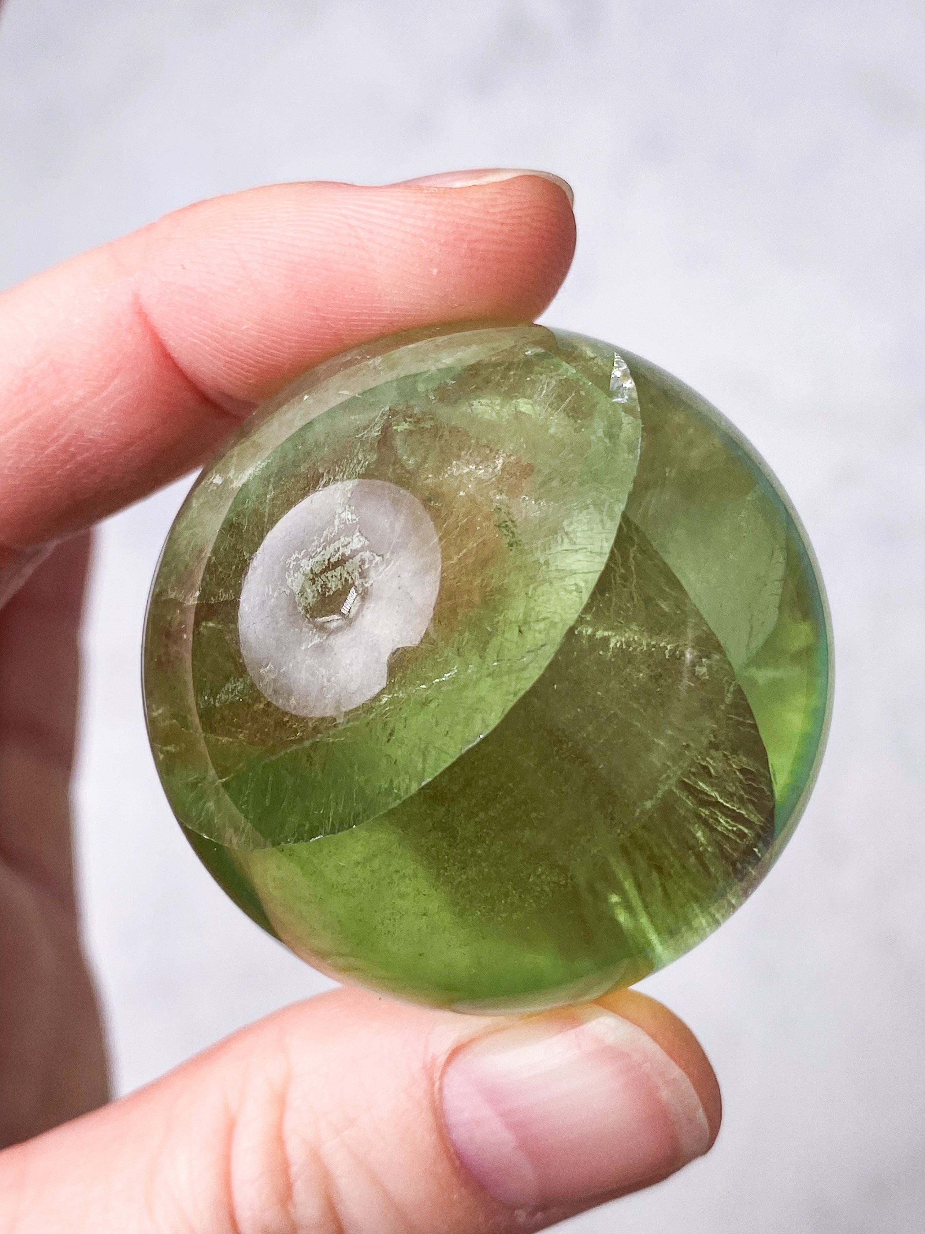 Regnbågsäppelgrön fluoritkula (nr 4)