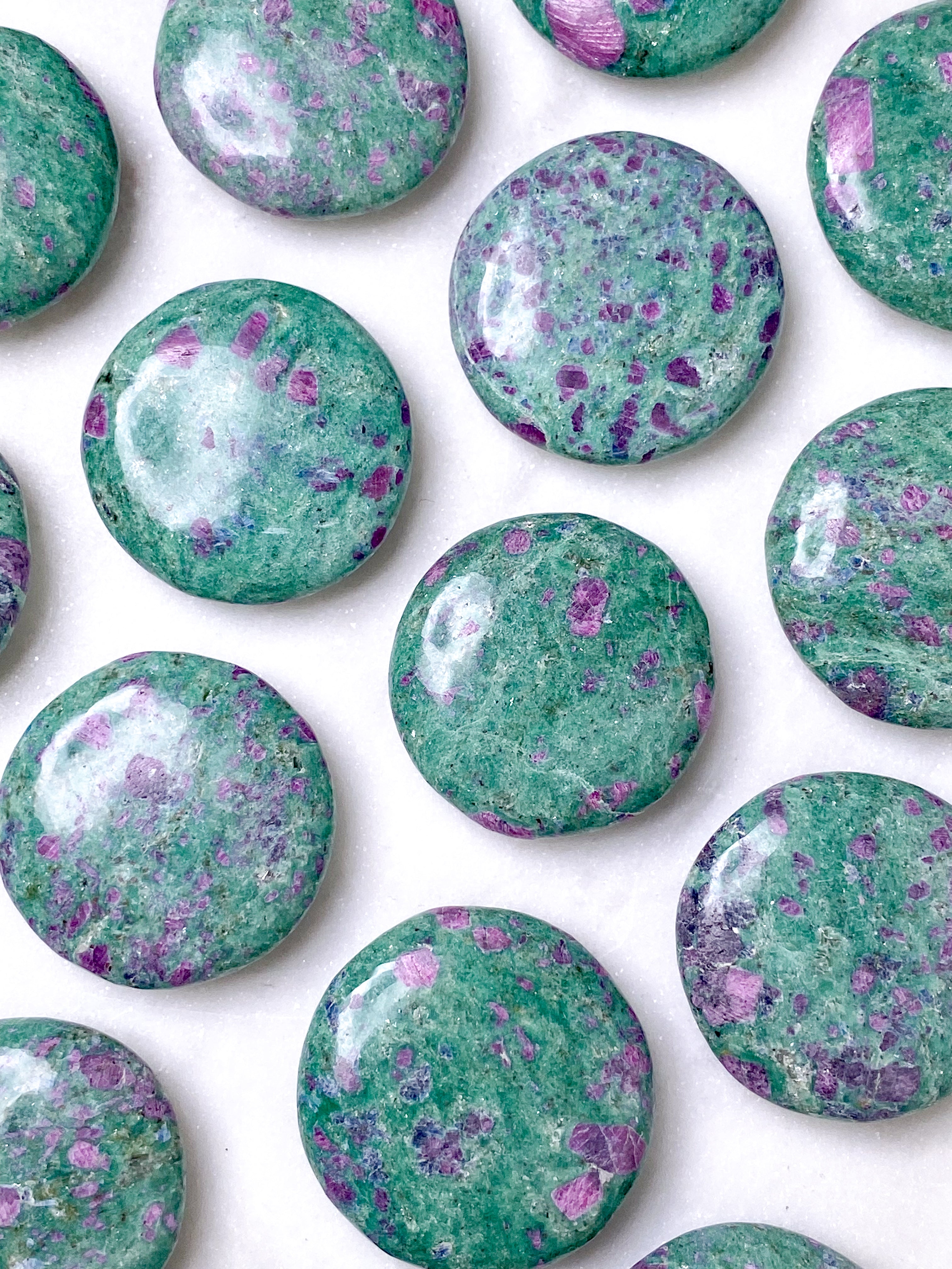 Rubin i fuchsit mini-skiva (plattpolerad ficksten)