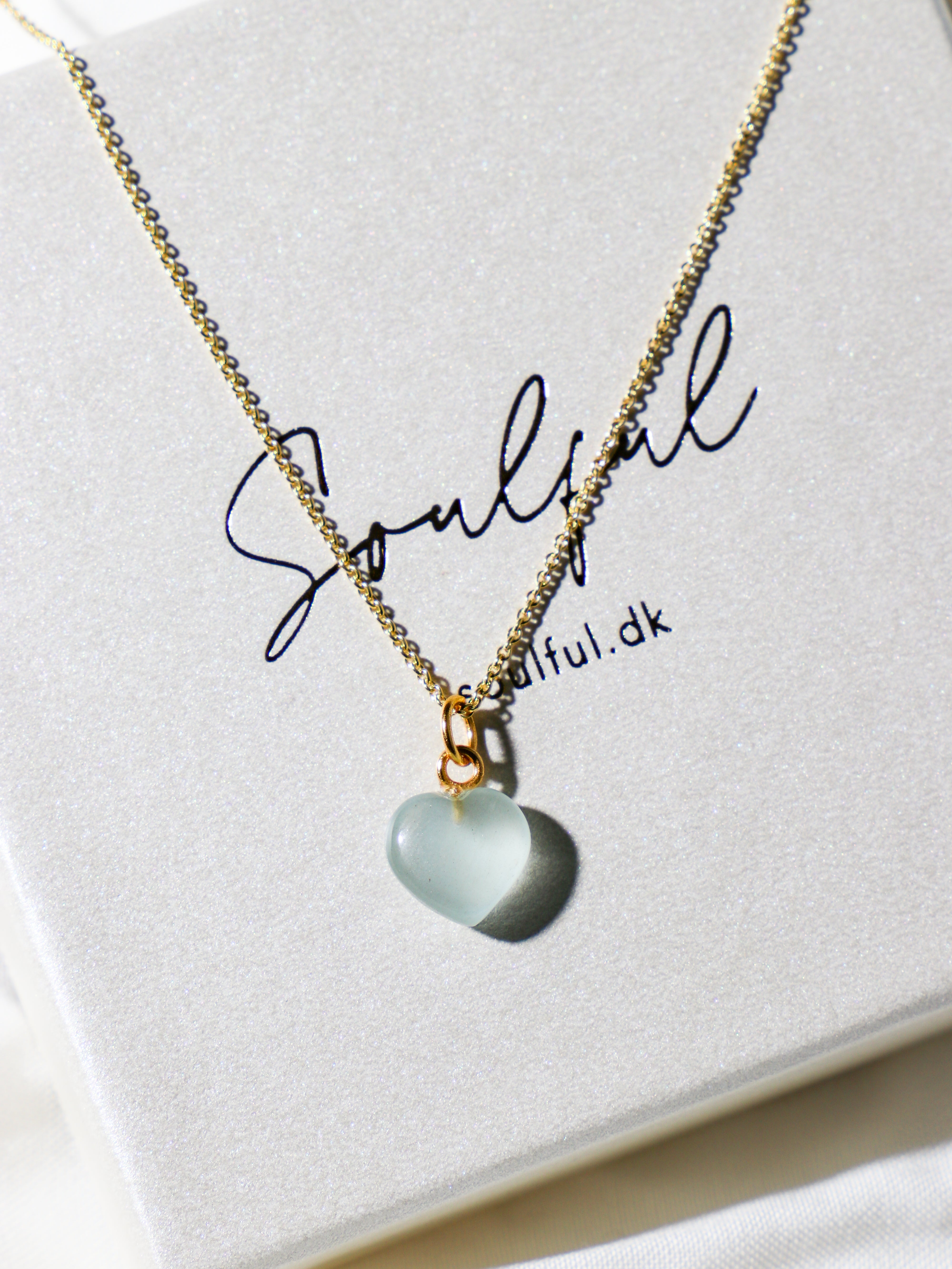 Halsband med petit hjärta i blått kalcedon