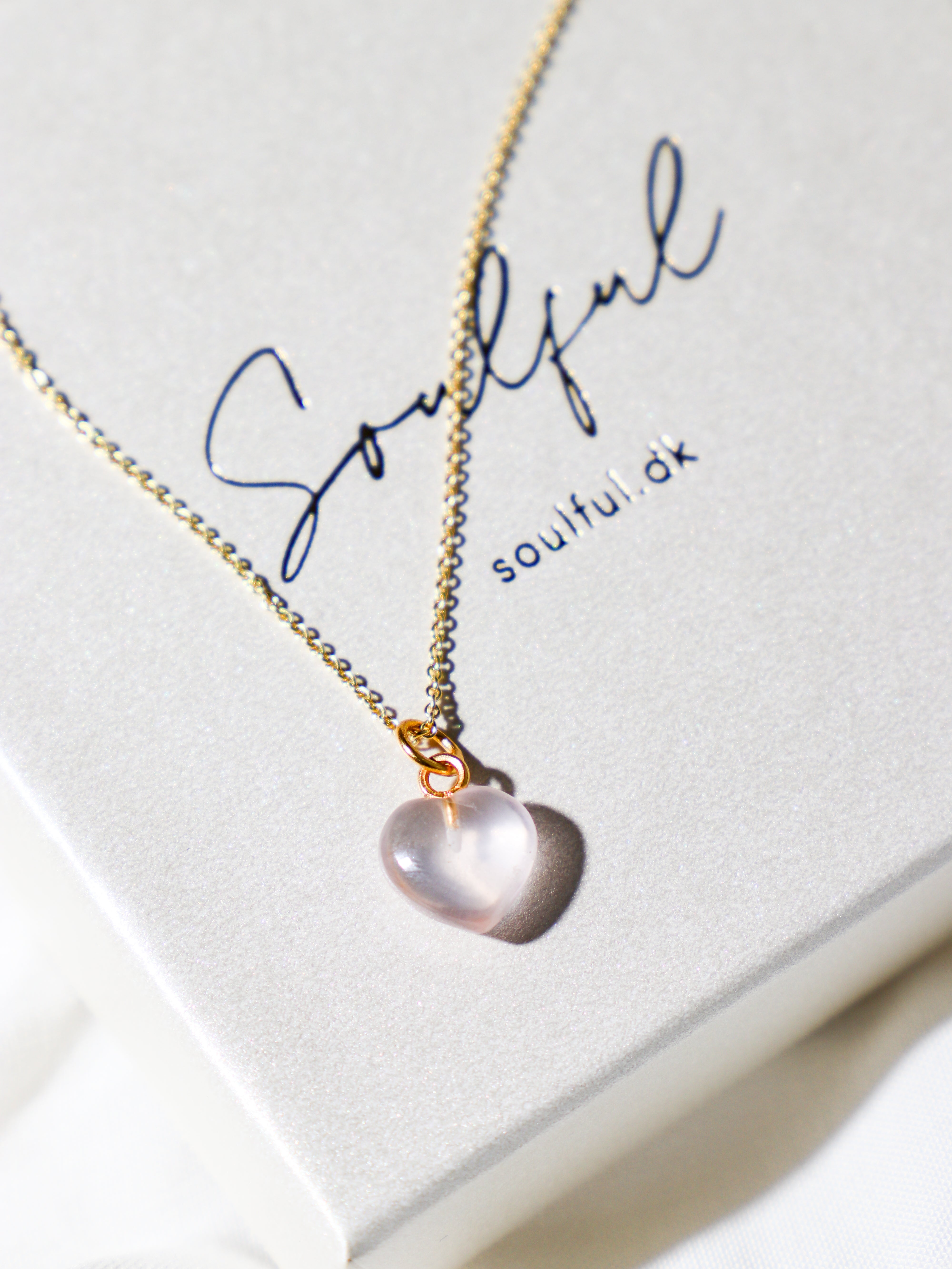 Halsband med petit hjärta i blått kalcedon