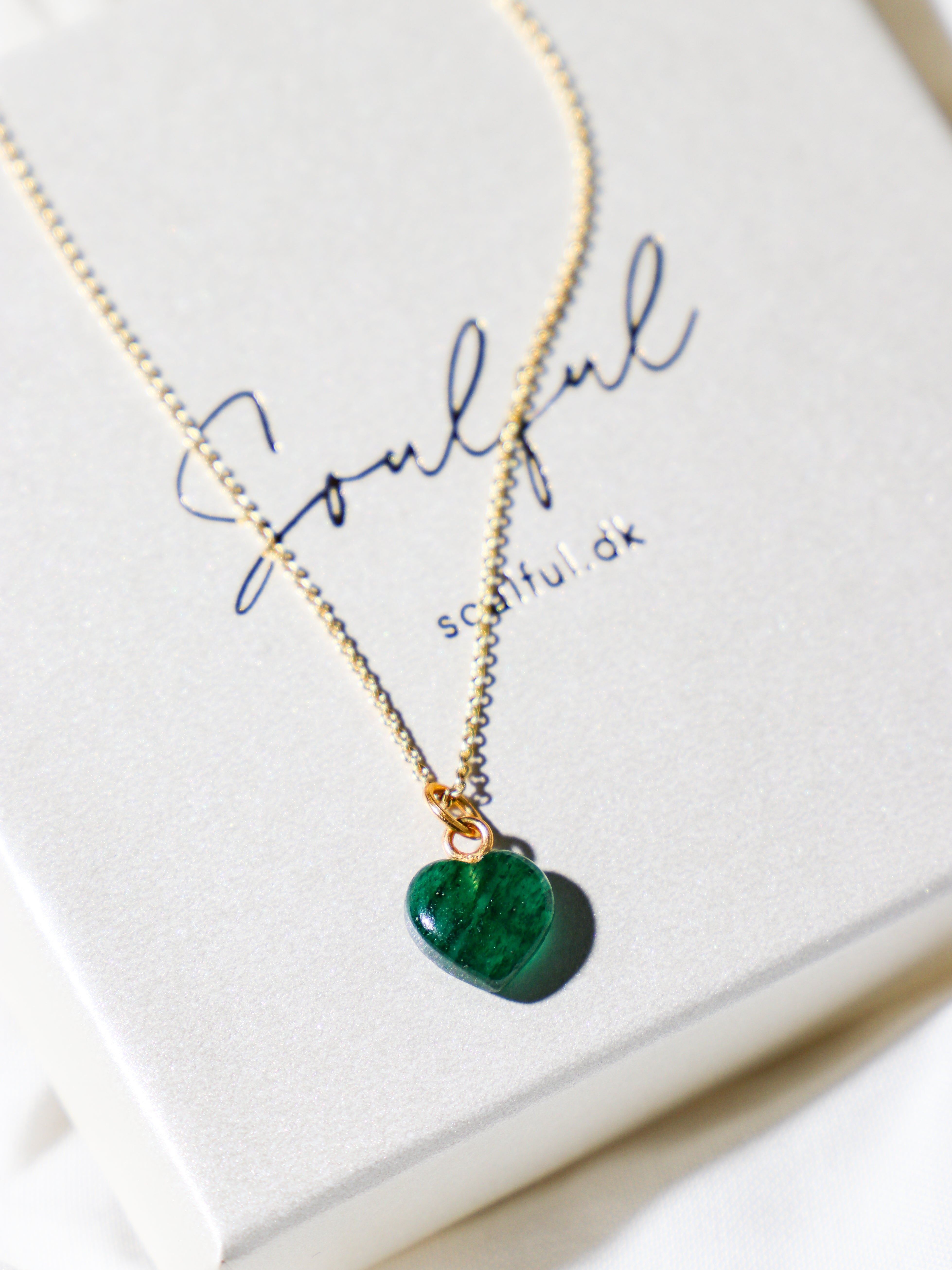 Halsband med petit hjärta i blått kalcedon