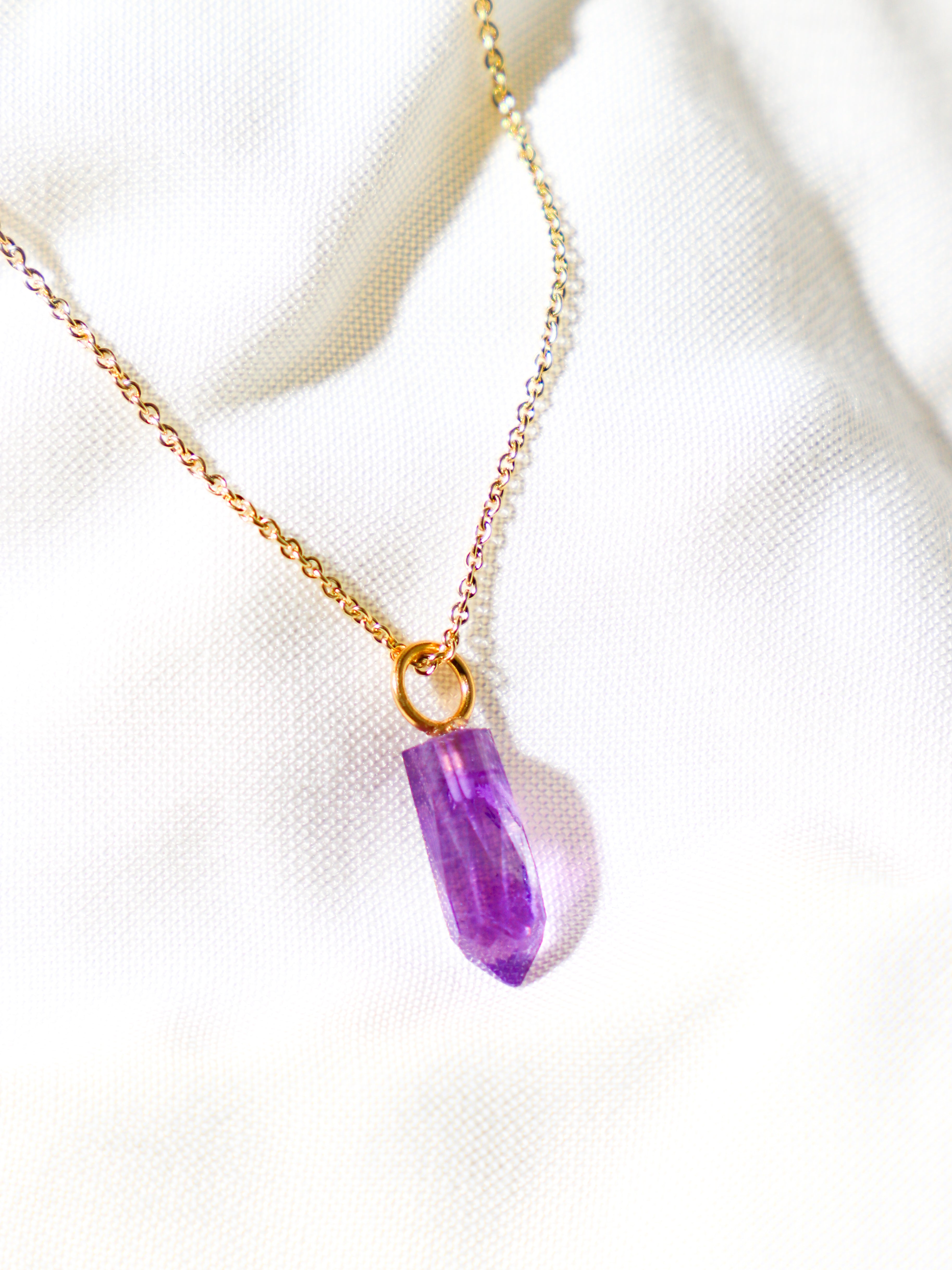 Halsband med petit hjärta i blått kalcedon