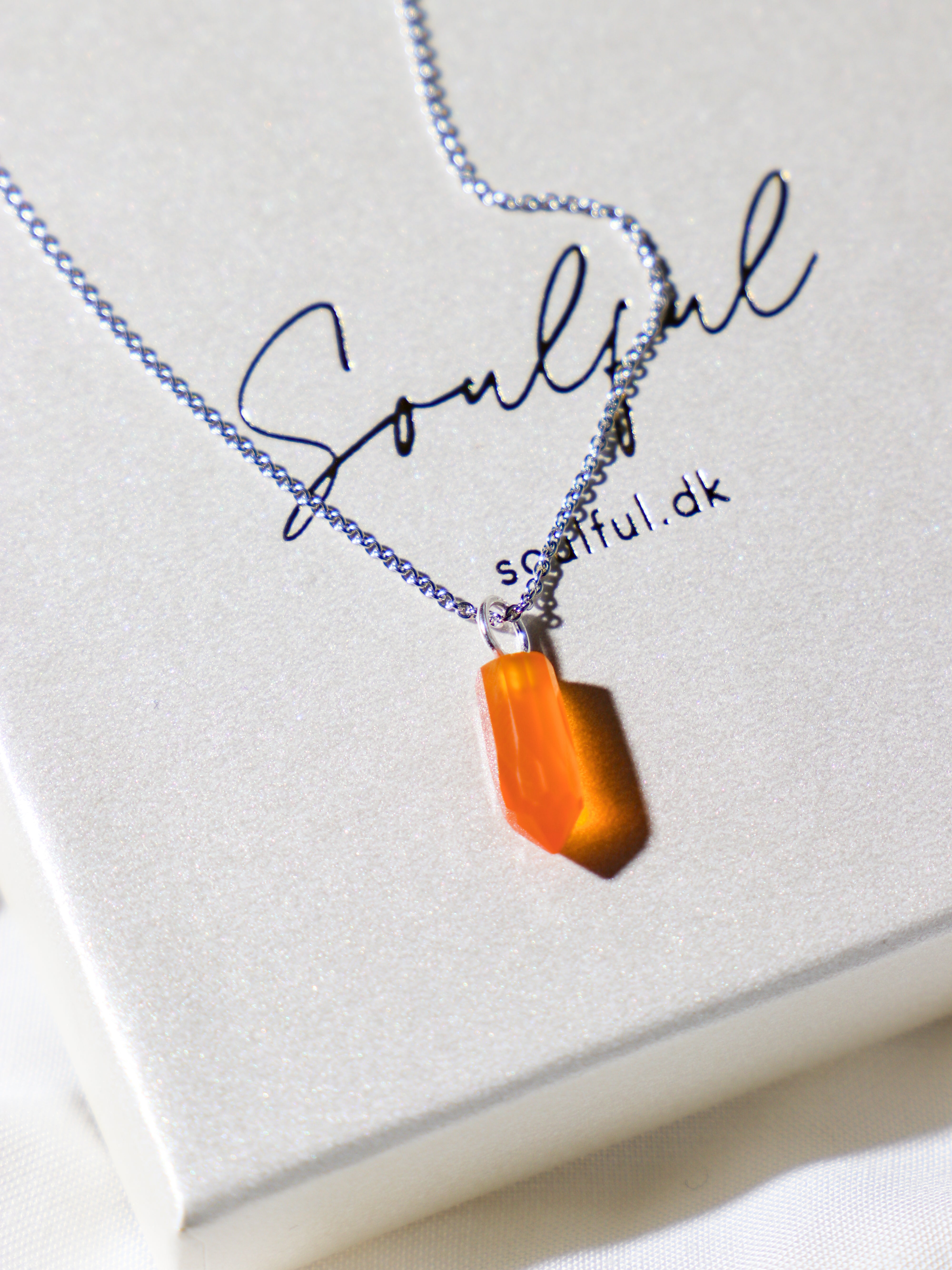 Halsband med petit hjärta i blått kalcedon