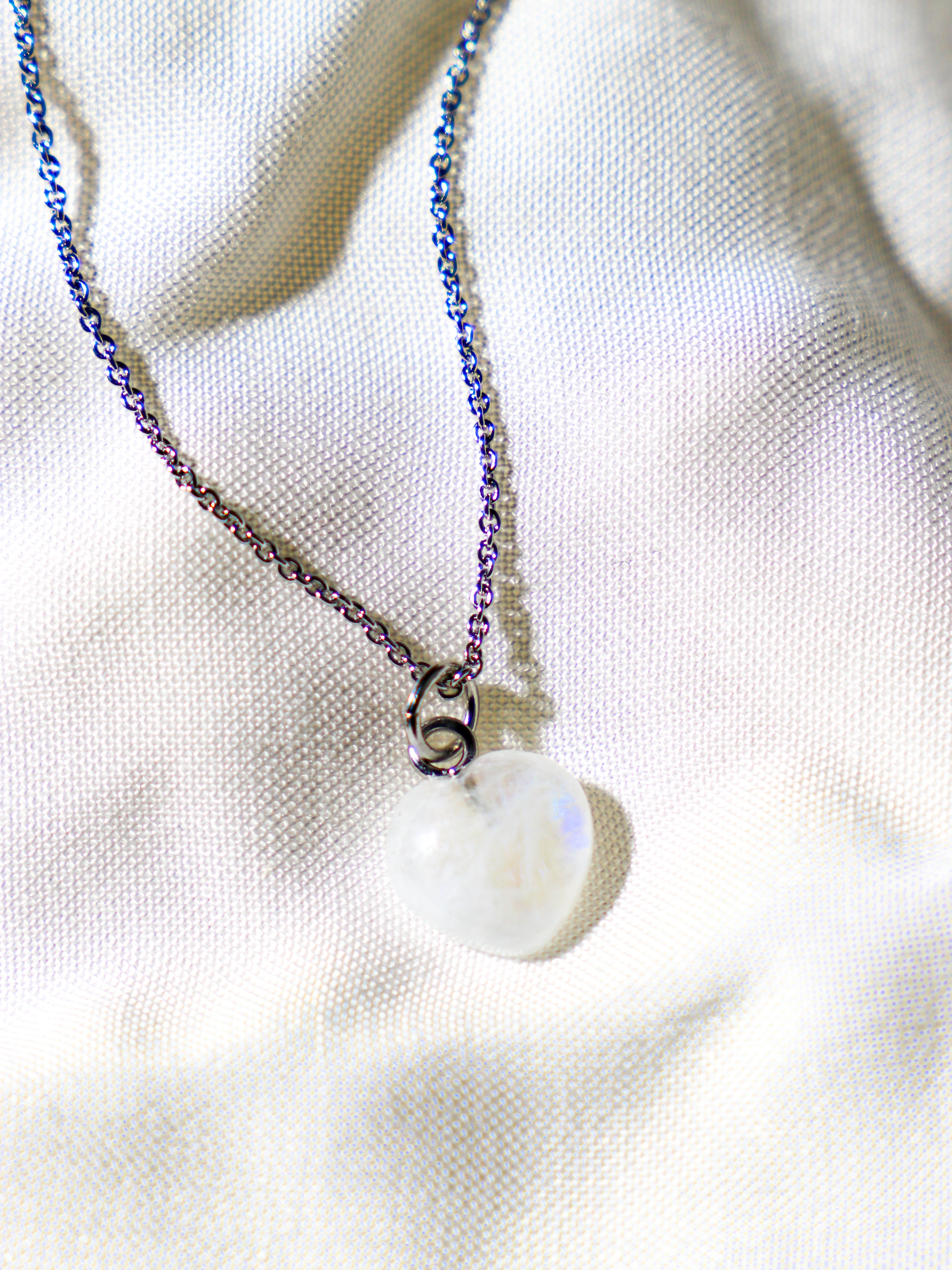 Halsband med petit hjärta i blått kalcedon