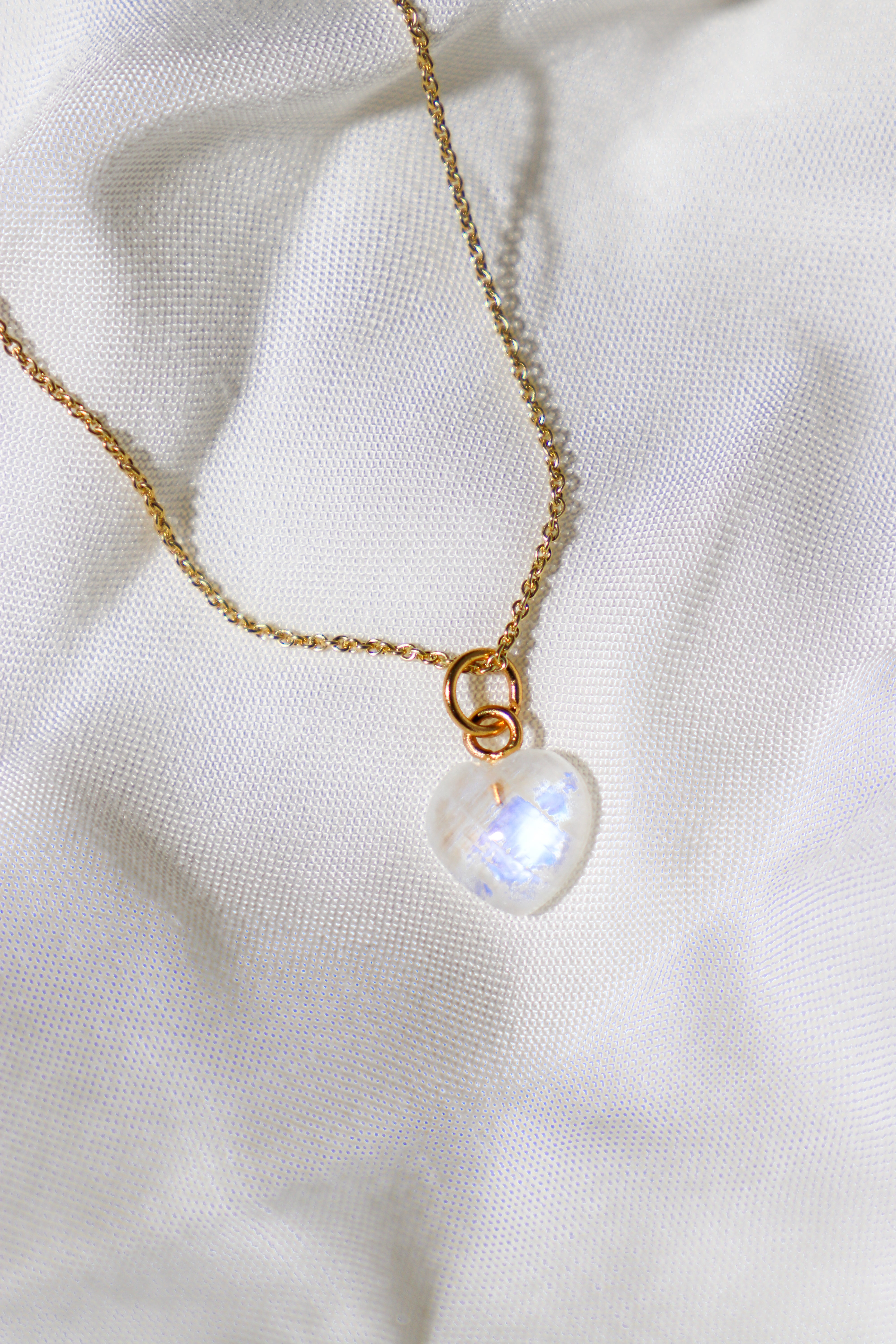 Halsband med petit hjärta i blått kalcedon