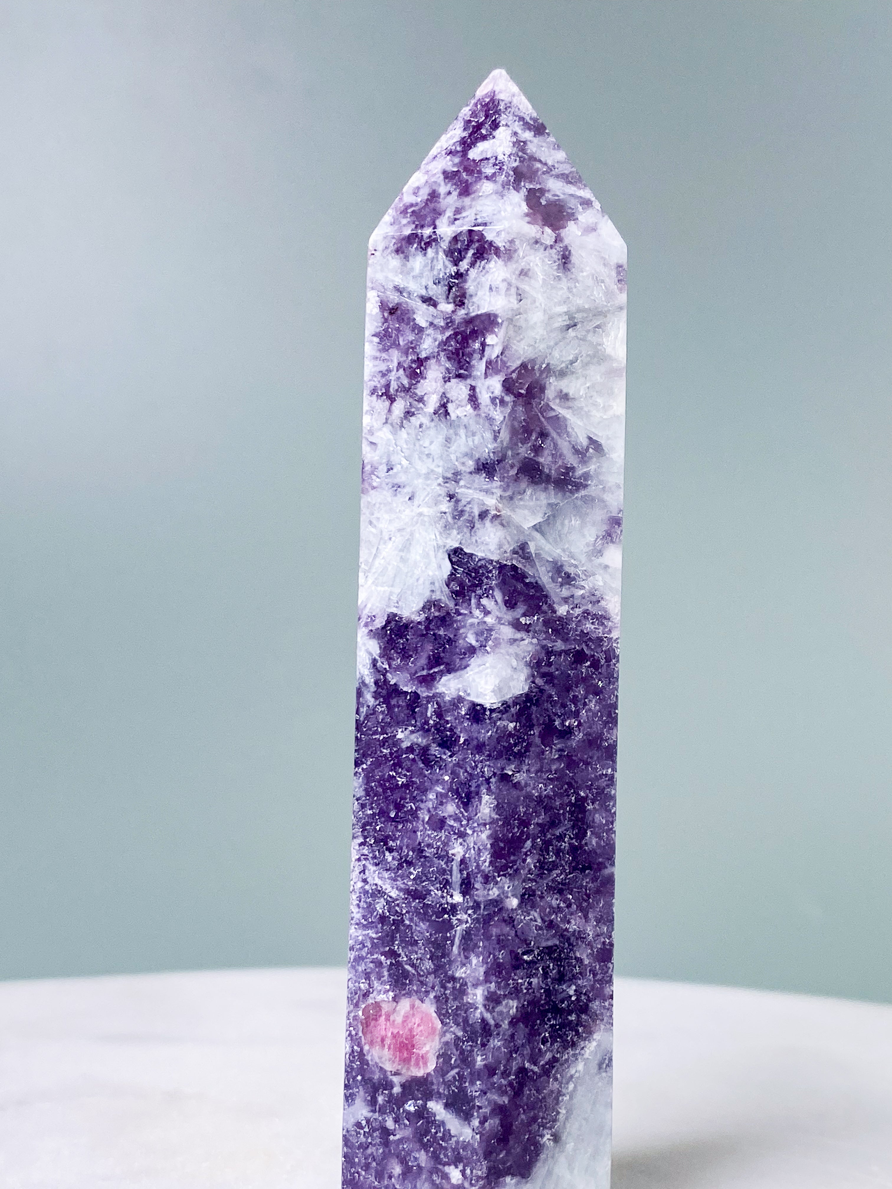 Rosa turmalin och lepidolit-torn (nr 2)