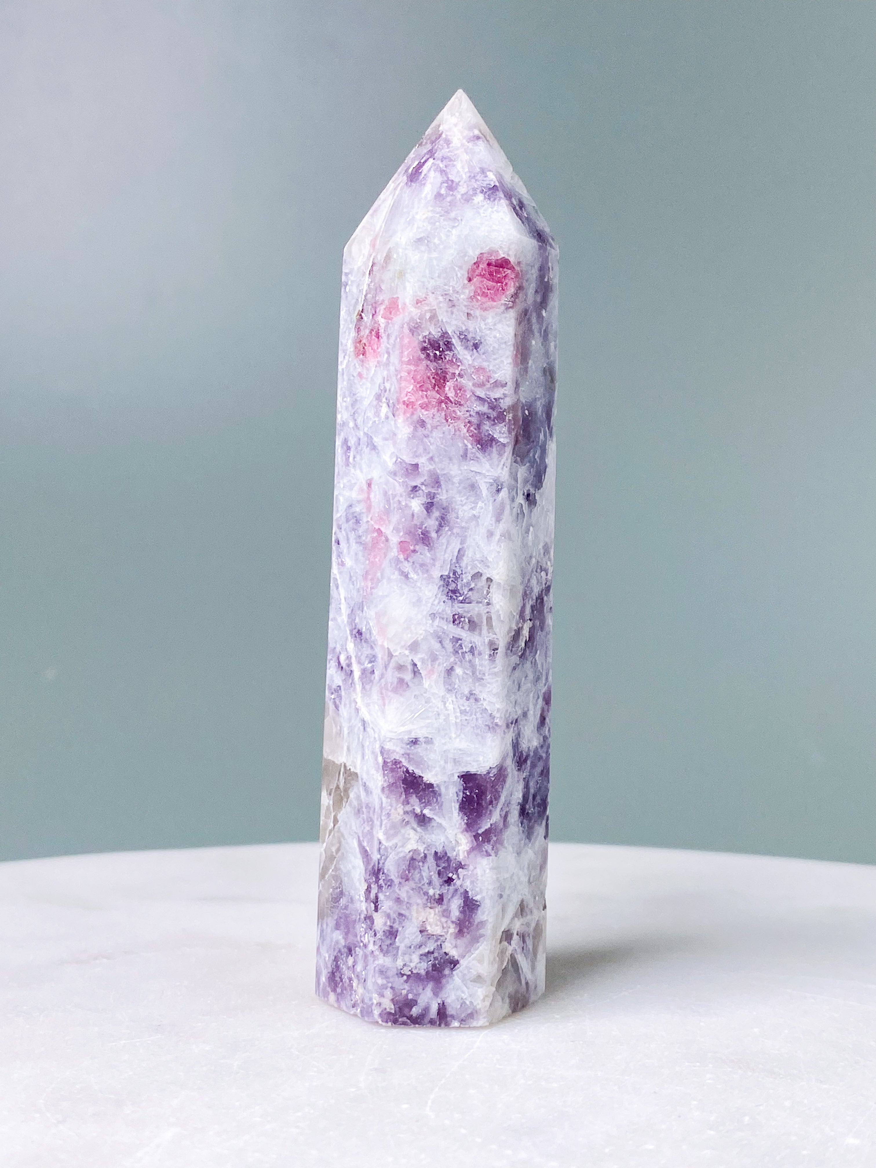 Rosa turmalin och lepidolit-torn (nr 6)