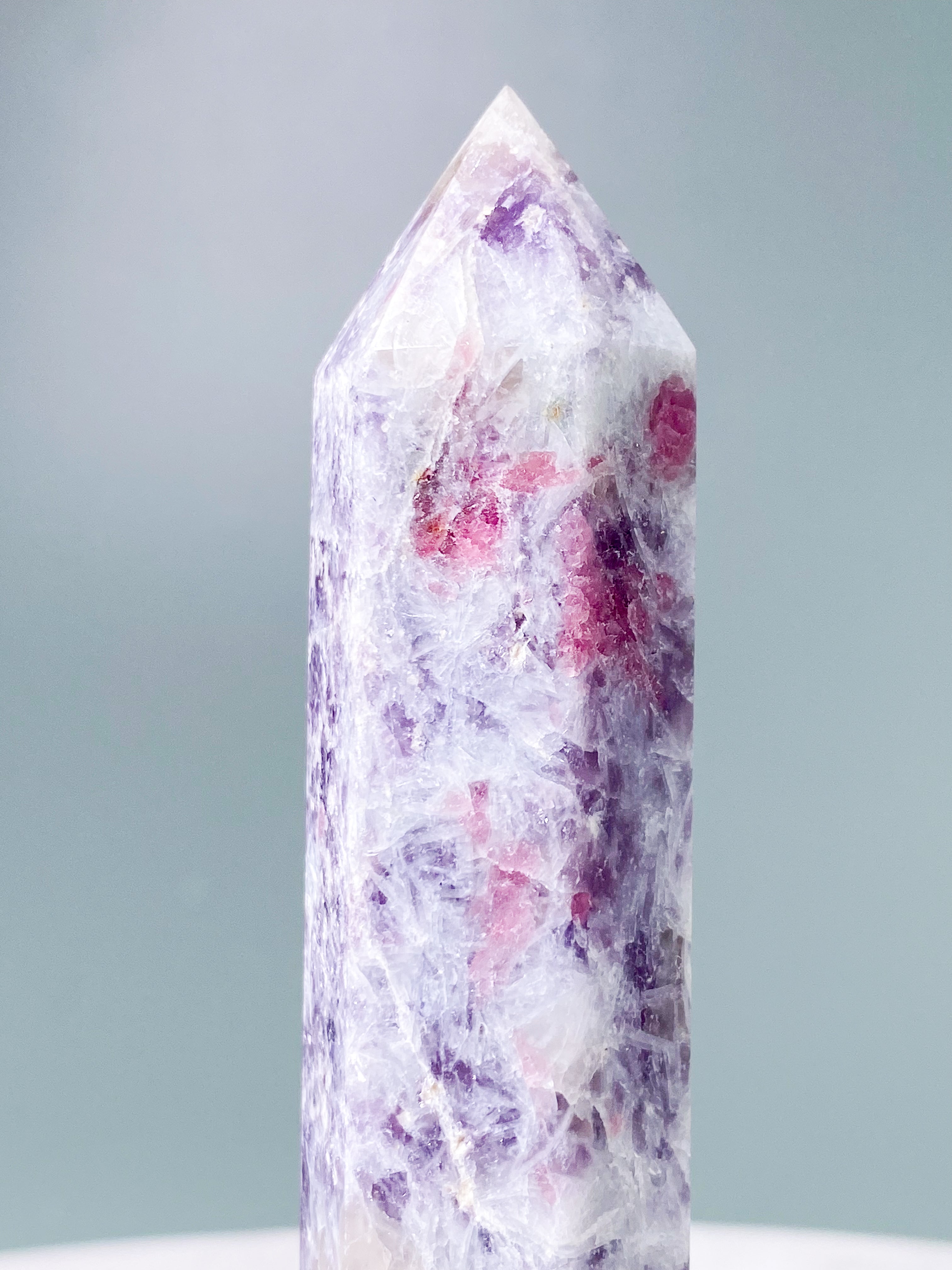 Rosa turmalin och lepidolit-torn (nr 6)