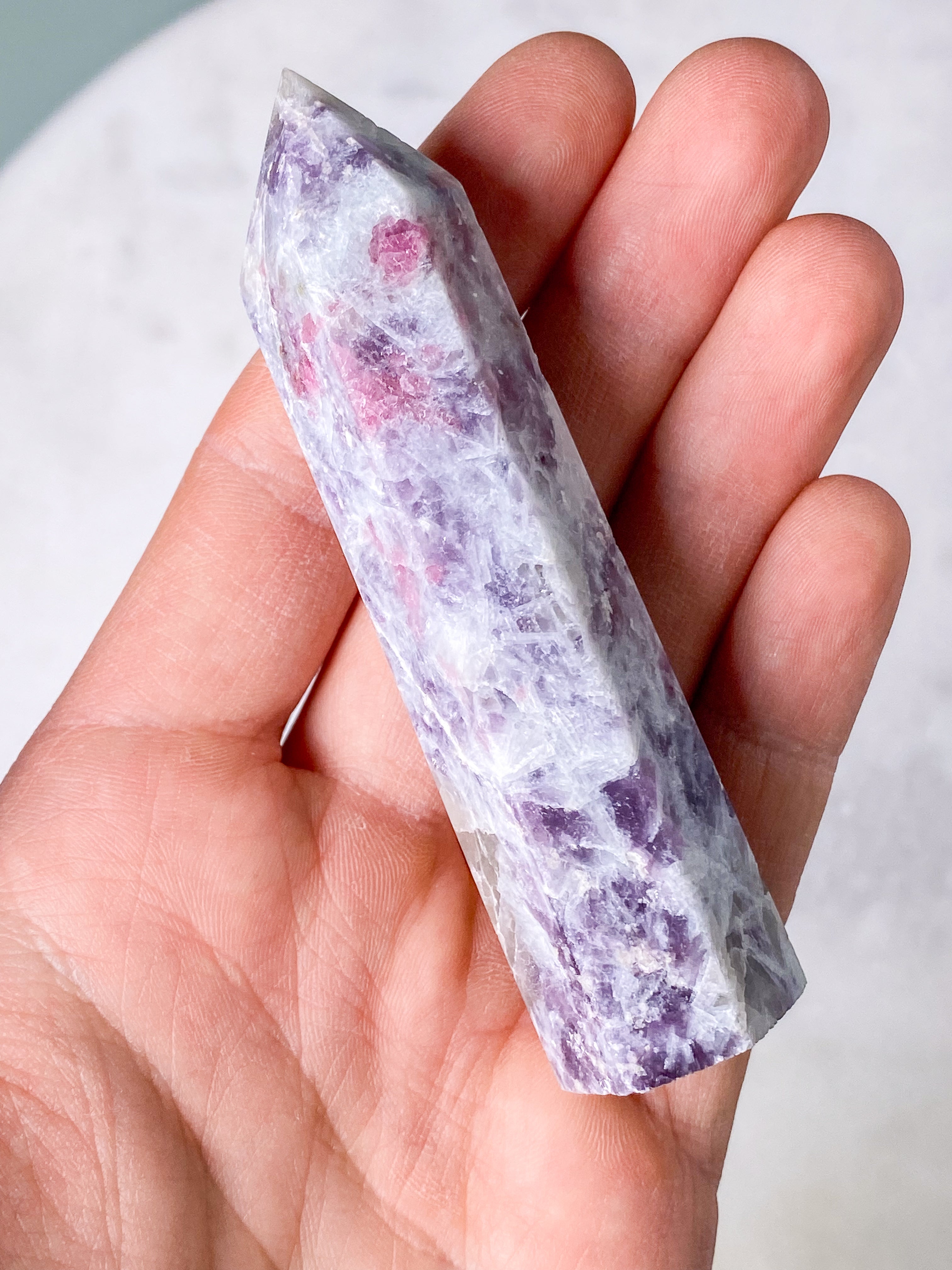 Rosa turmalin och lepidolit-torn (nr 6)