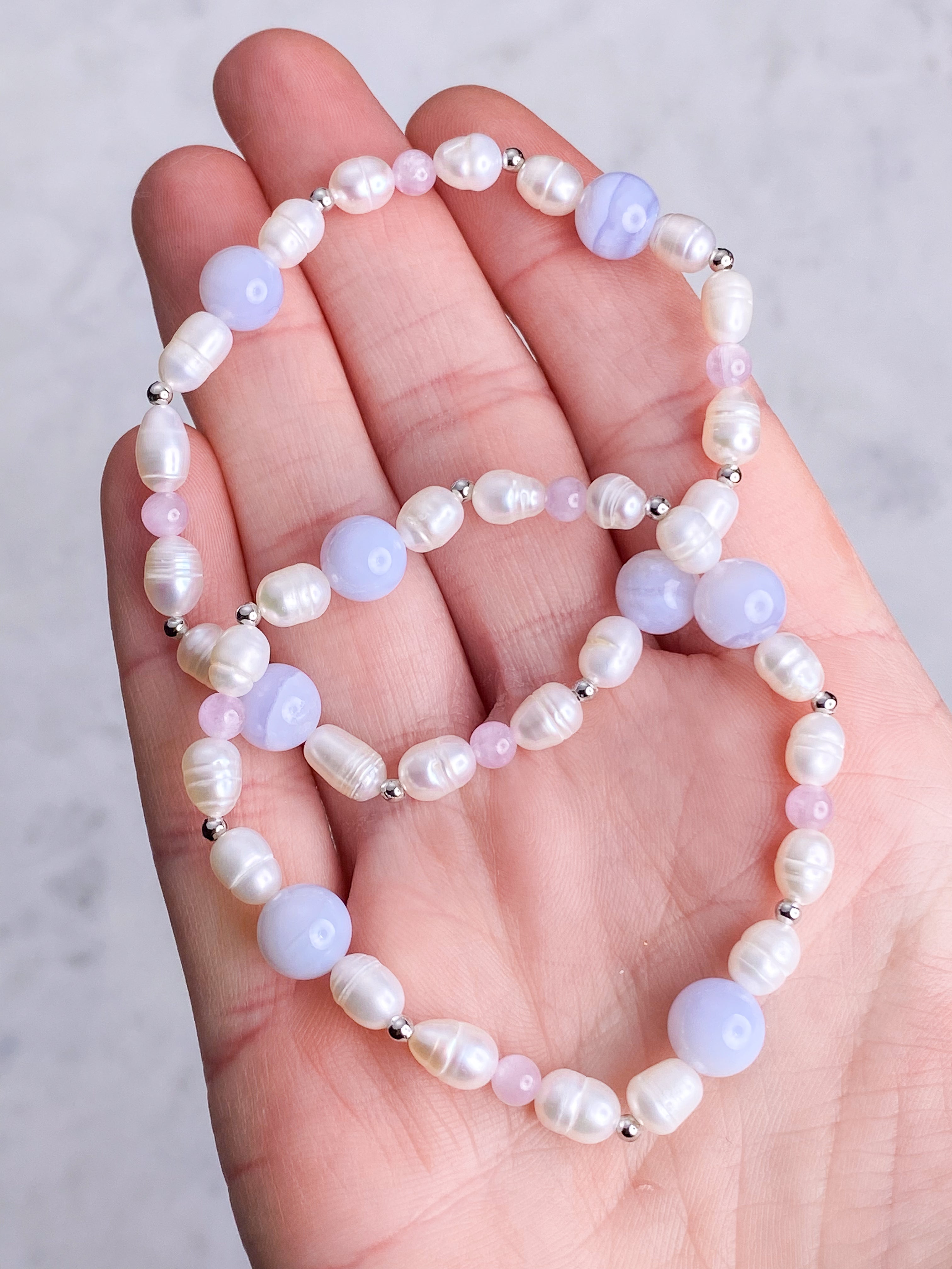 Blonde Agat, Kunzit & Ferskvandsperle Armbånd