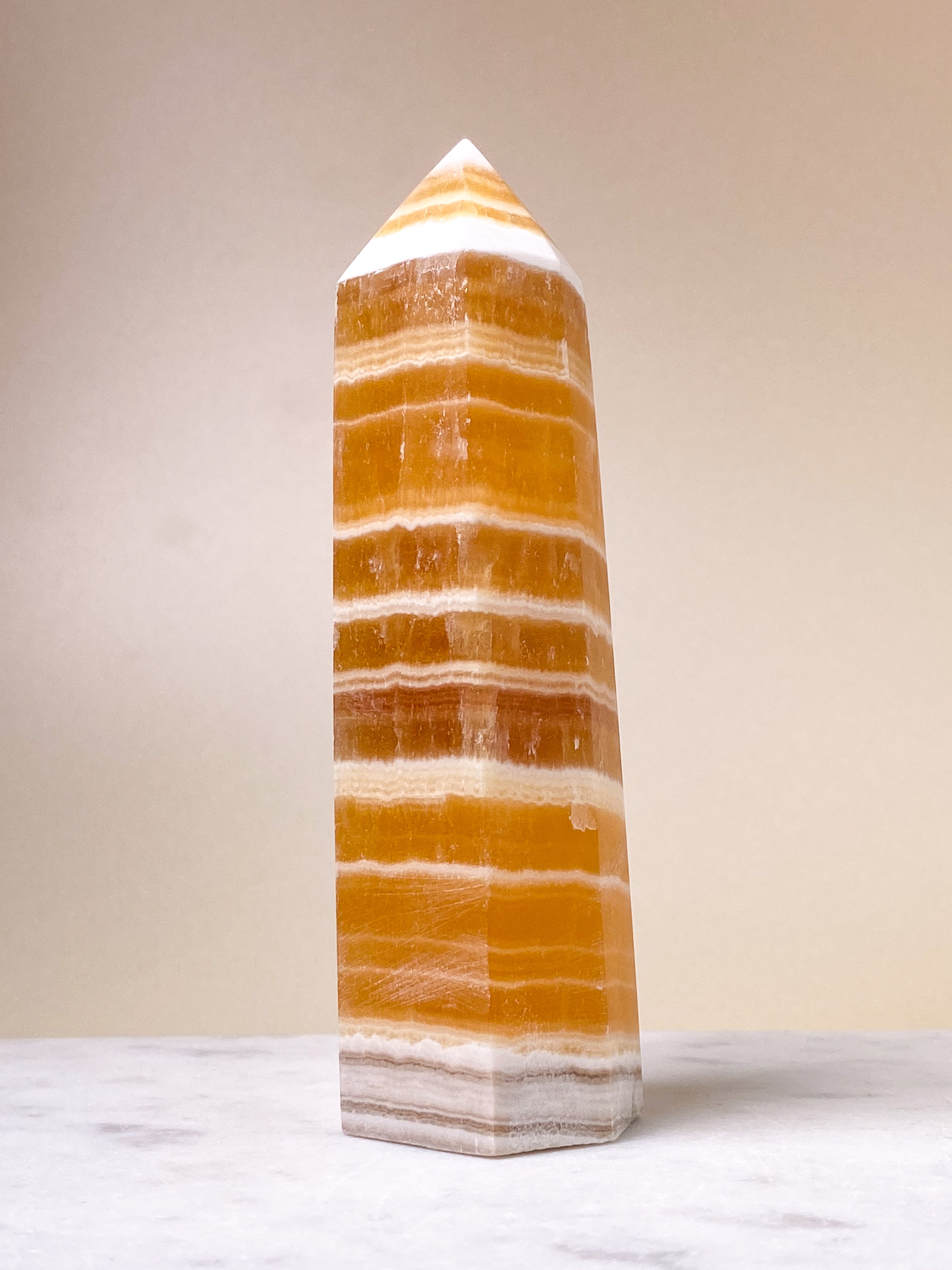Orange Calcit Tårn Med Bånd (Nr. 3)