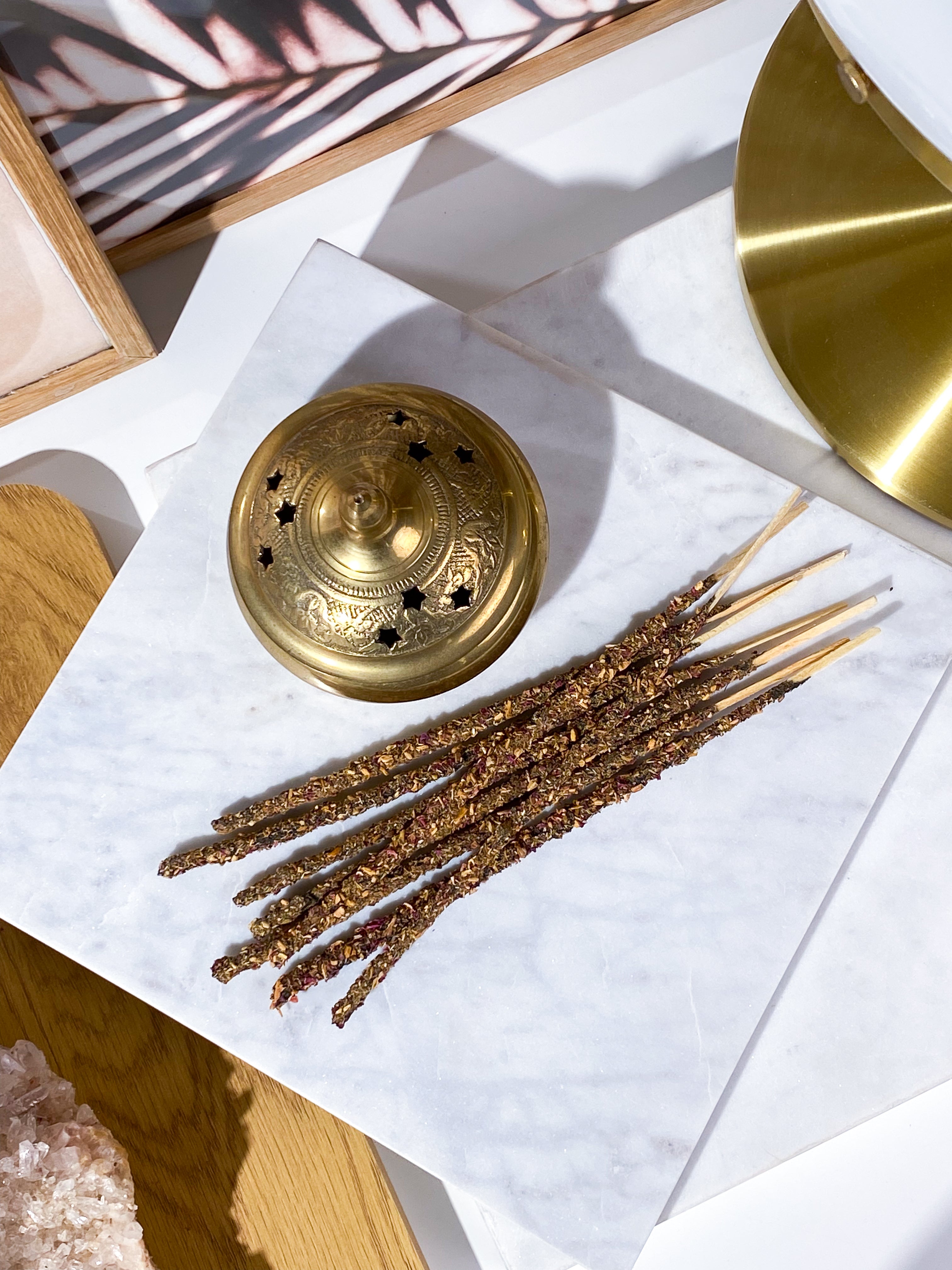 Rosenblad och Palo Santo rökelsepinnar (8 st.)