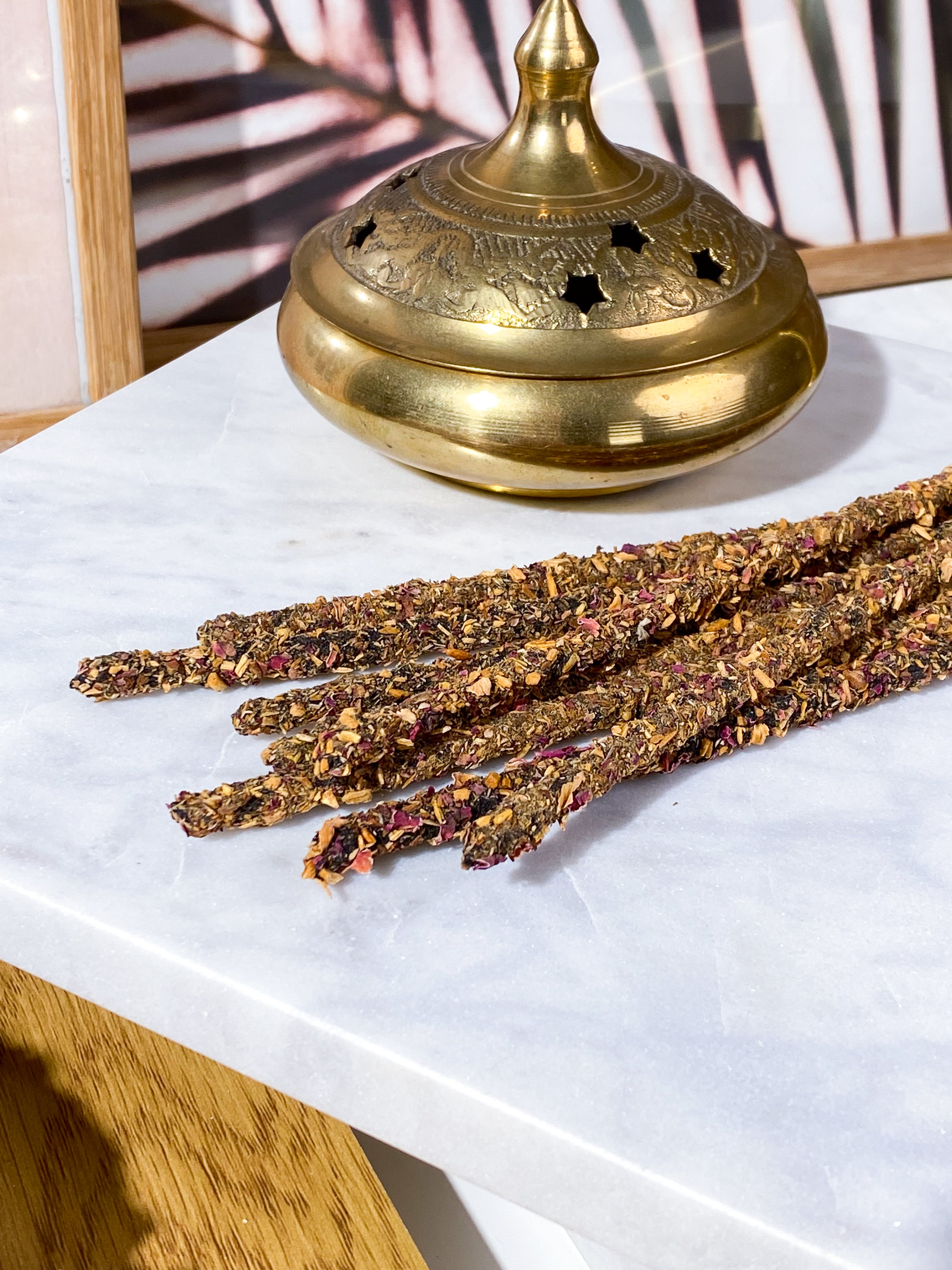 Rosenblad och Palo Santo rökelsepinnar (8 st.)