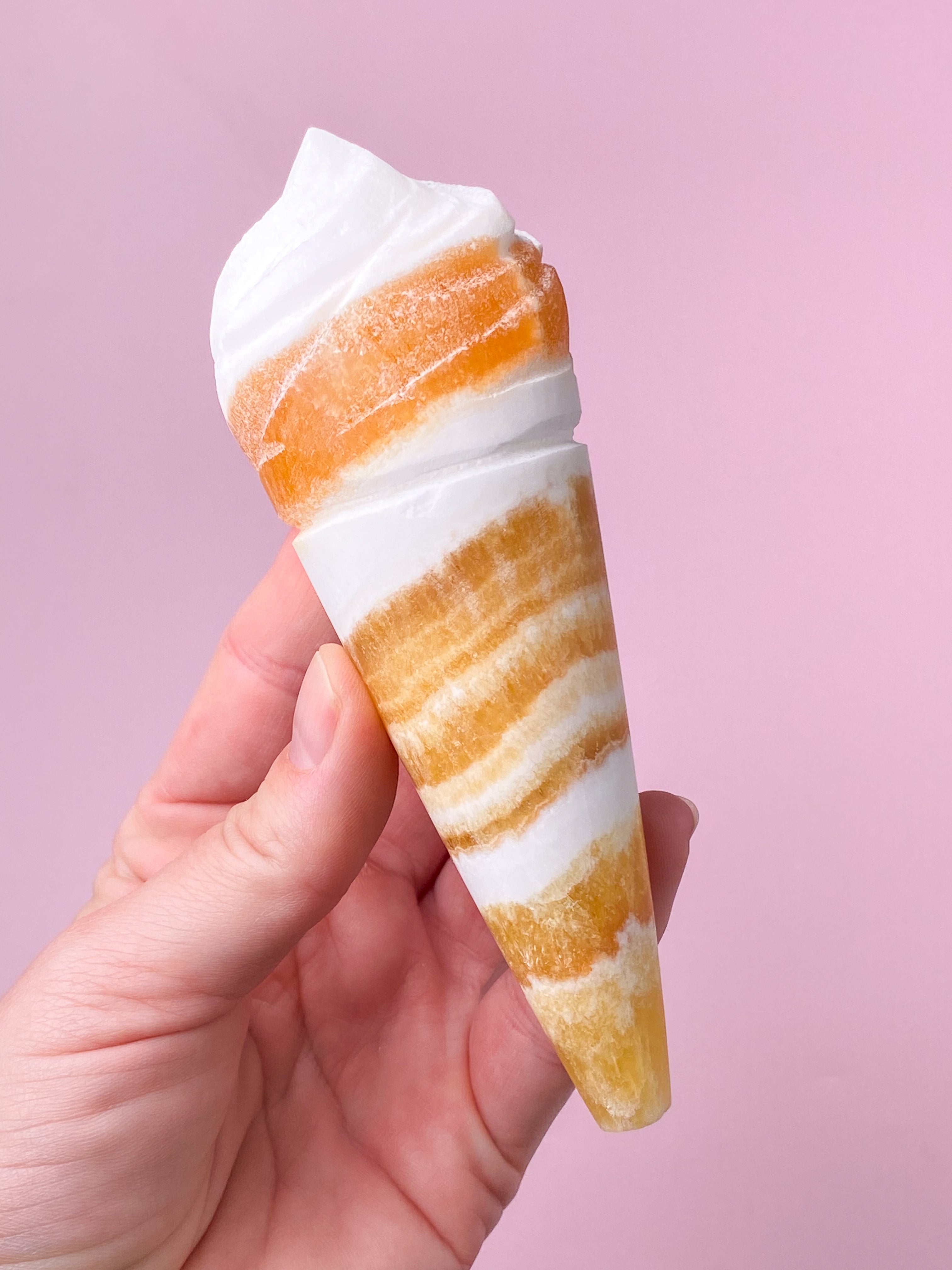 Orange kalcit is med band (nr 18)