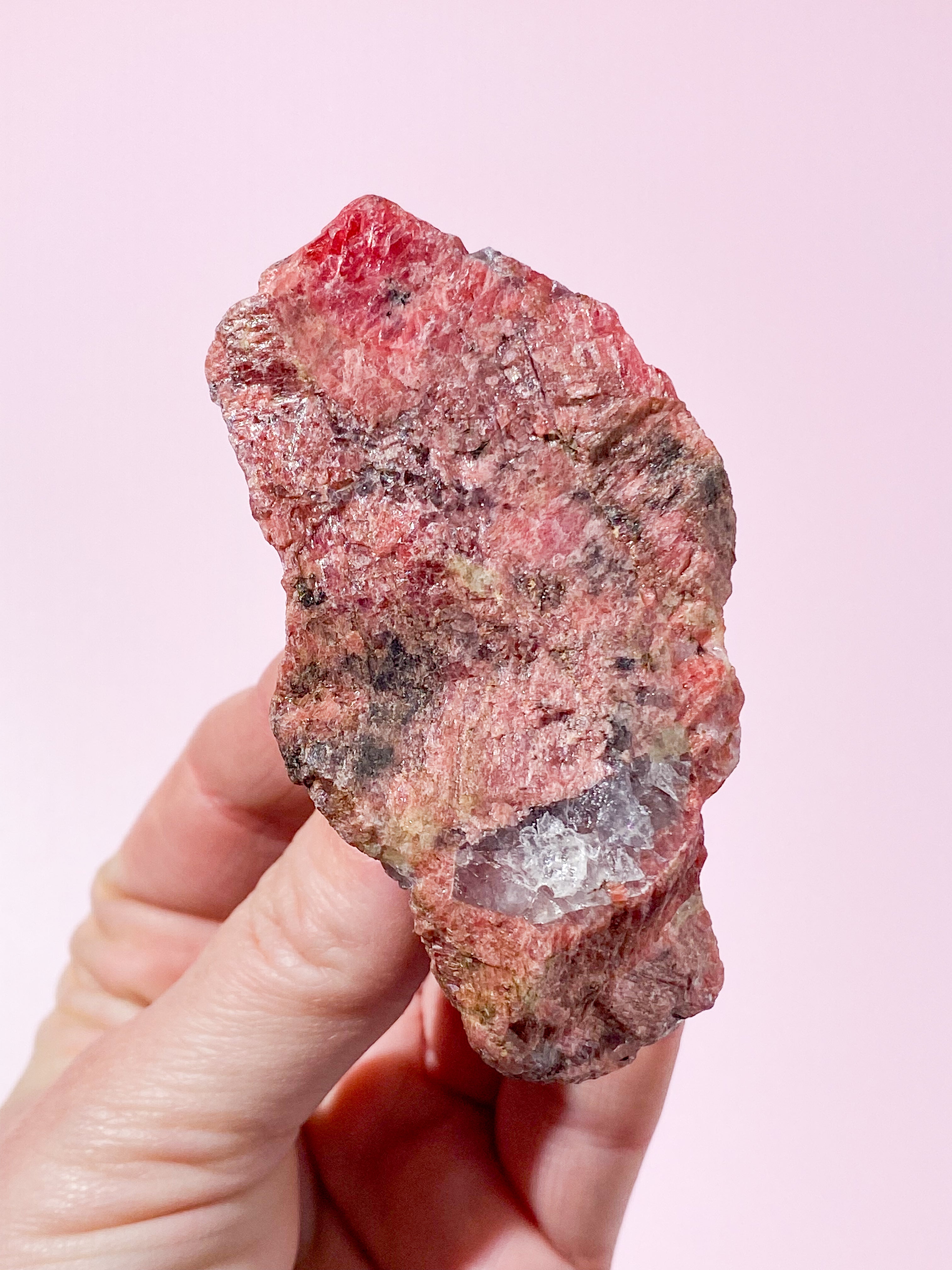 Rå Rodonit m. Svart turmalin (Nr. 2)